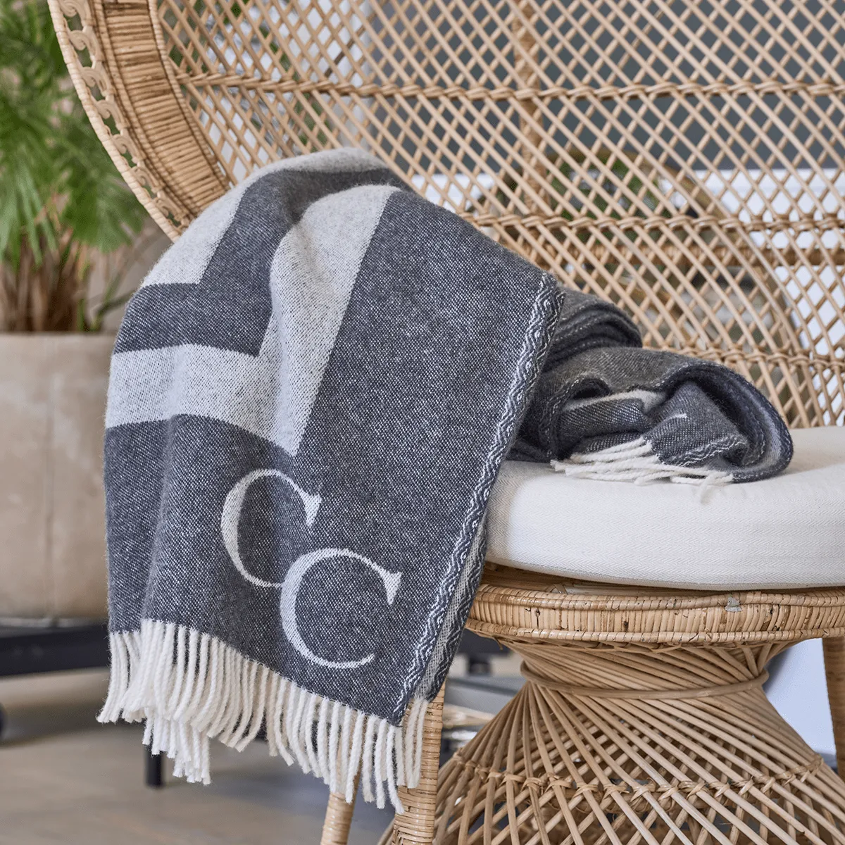 Pled wełniany Monogram 130x200 cm, Iron gate Classic Collection