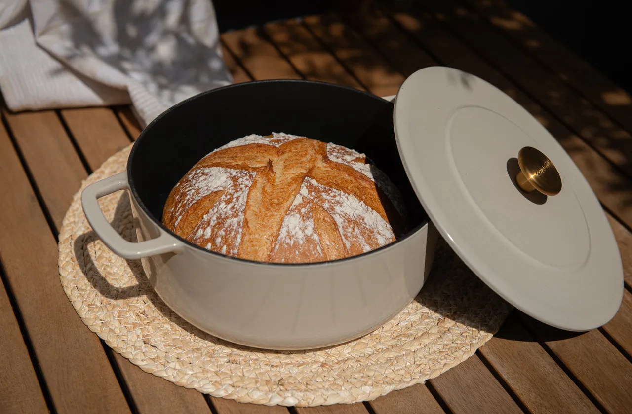 Garnek żeliwny emaliowany Combekk Ø24 cm, Piaskowy-złota gałka Combekk