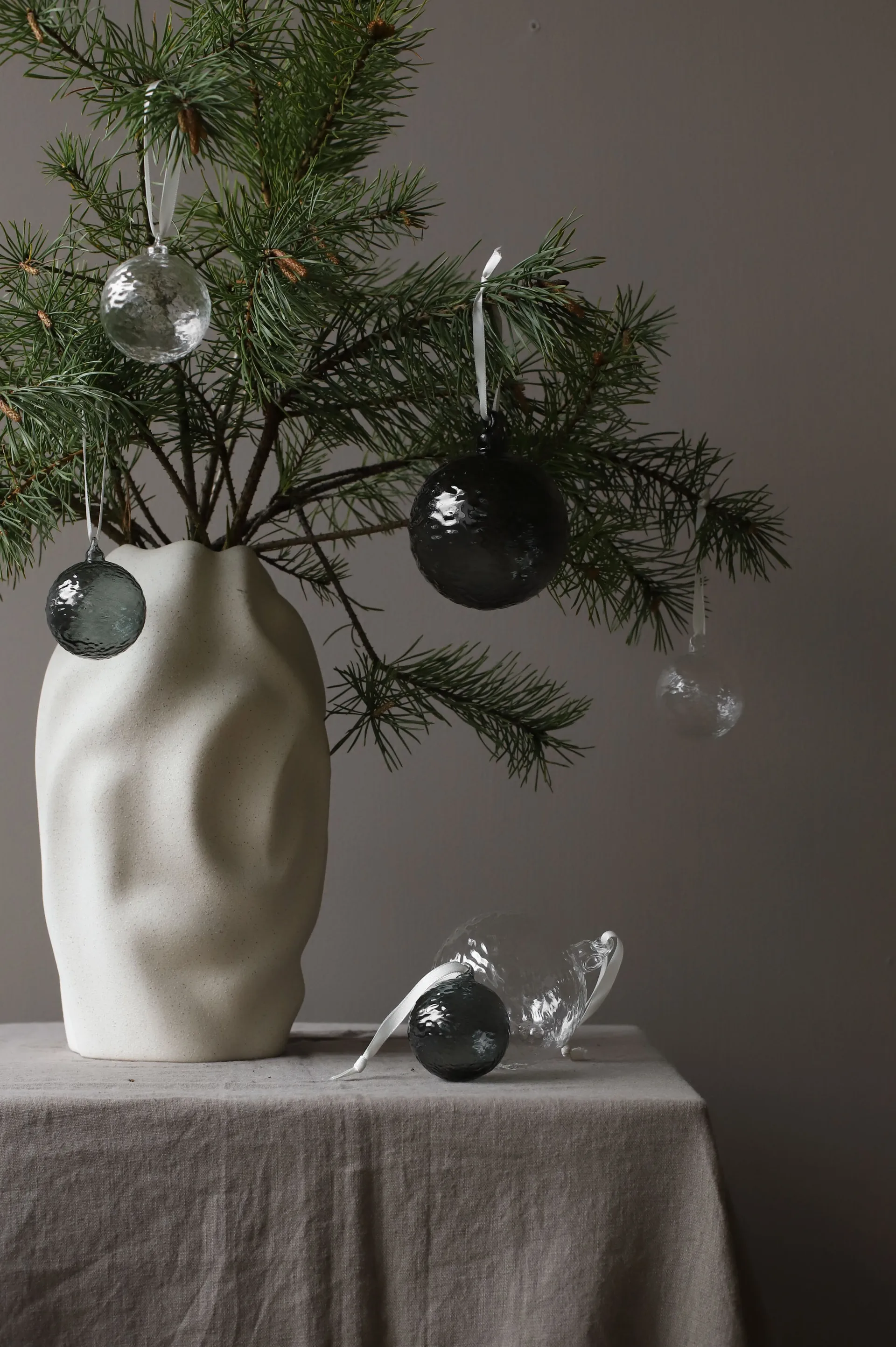 Bombka świąteczna Gry Marble Ø8 cm, Smoke Cooee Design