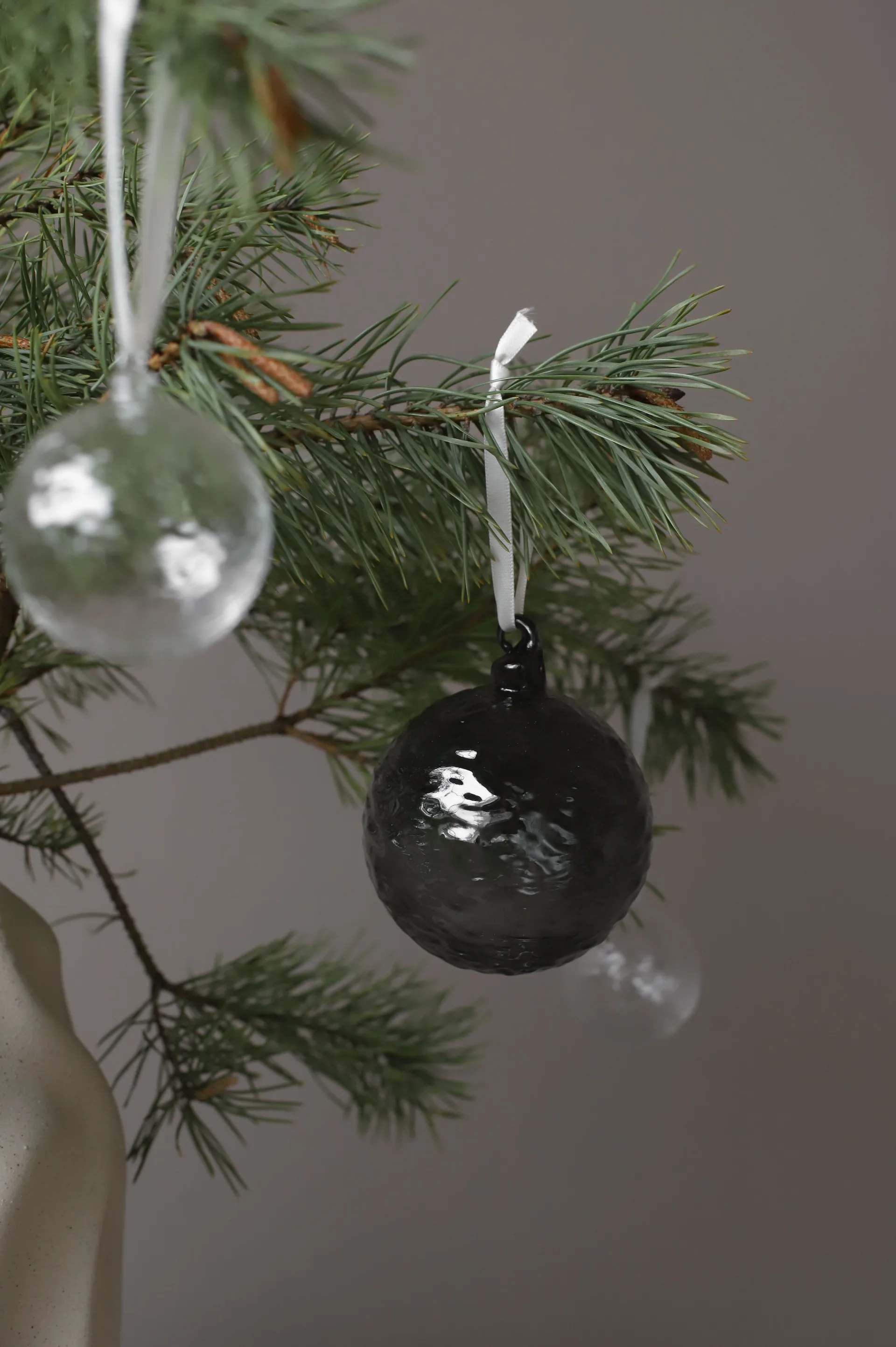Bombka świąteczna Gry Marble Ø8 cm, Smoke Cooee Design