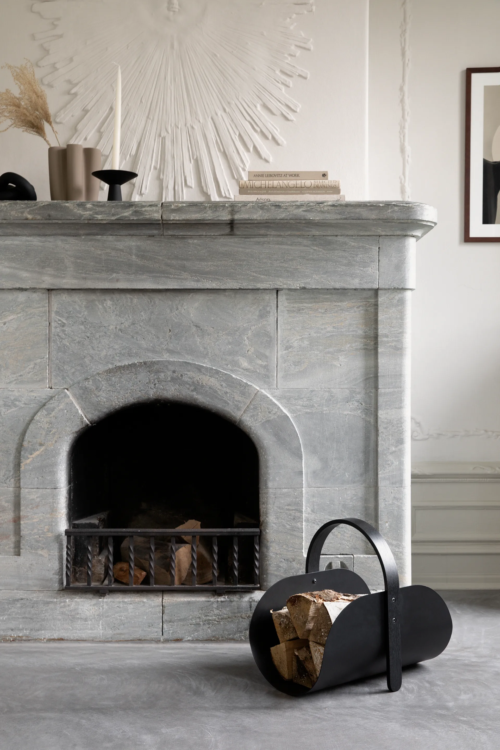 Kosz na drewno opałowe Woody, Black stained oak Cooee Design