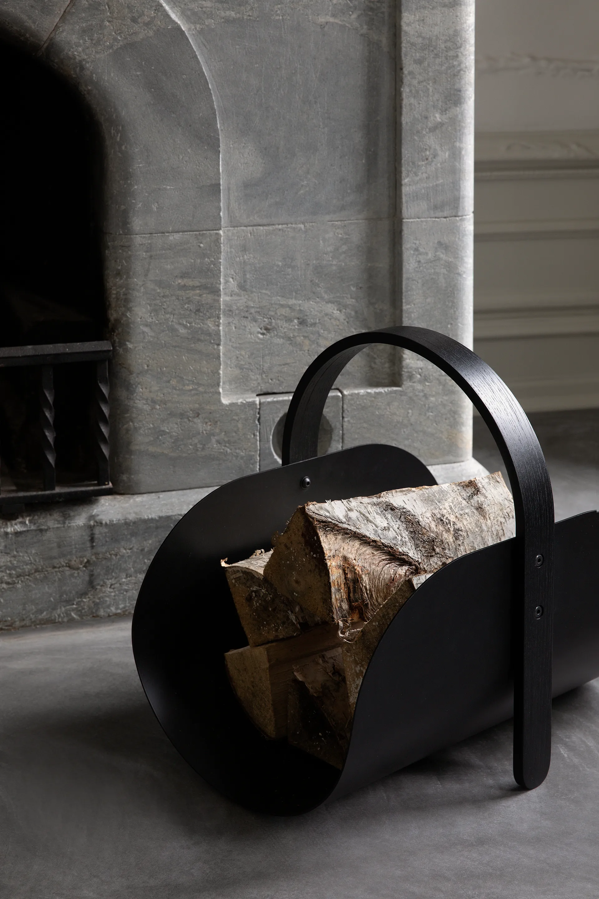 Kosz na drewno opałowe Woody, Black stained oak Cooee Design