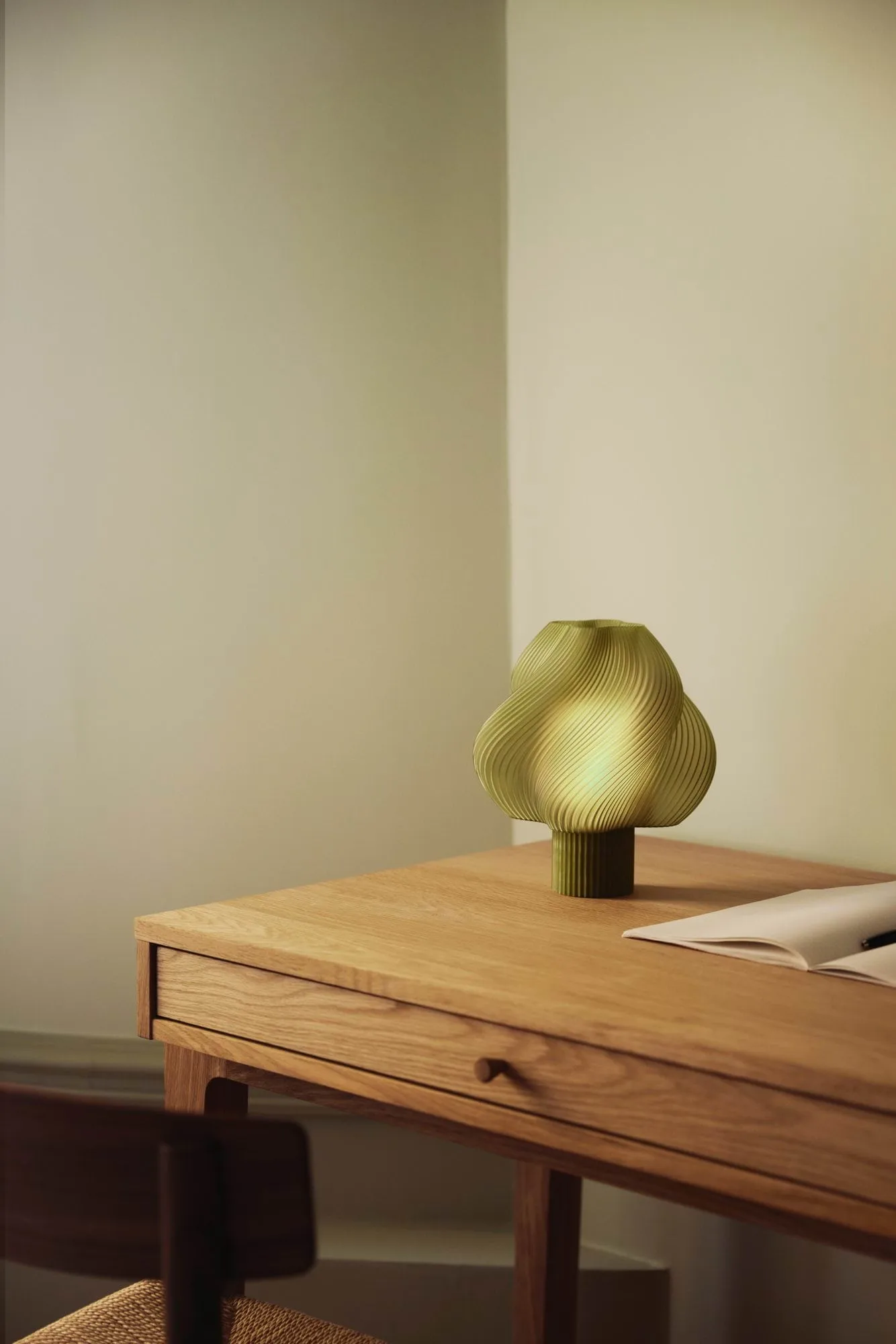 Soft Serve lampa stołowa przenośna, Olive, 23 cm Crème Atelier