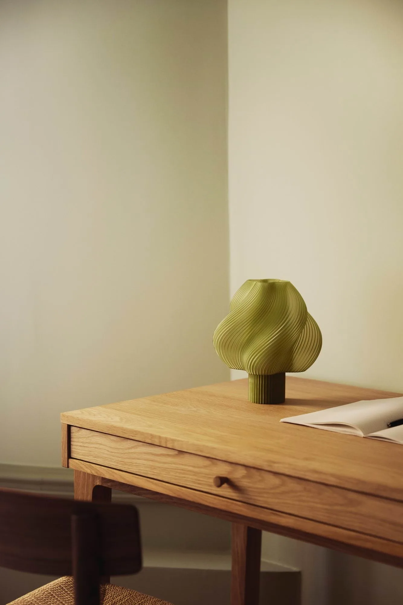 Soft Serve lampa stołowa przenośna, Olive, 23 cm Crème Atelier