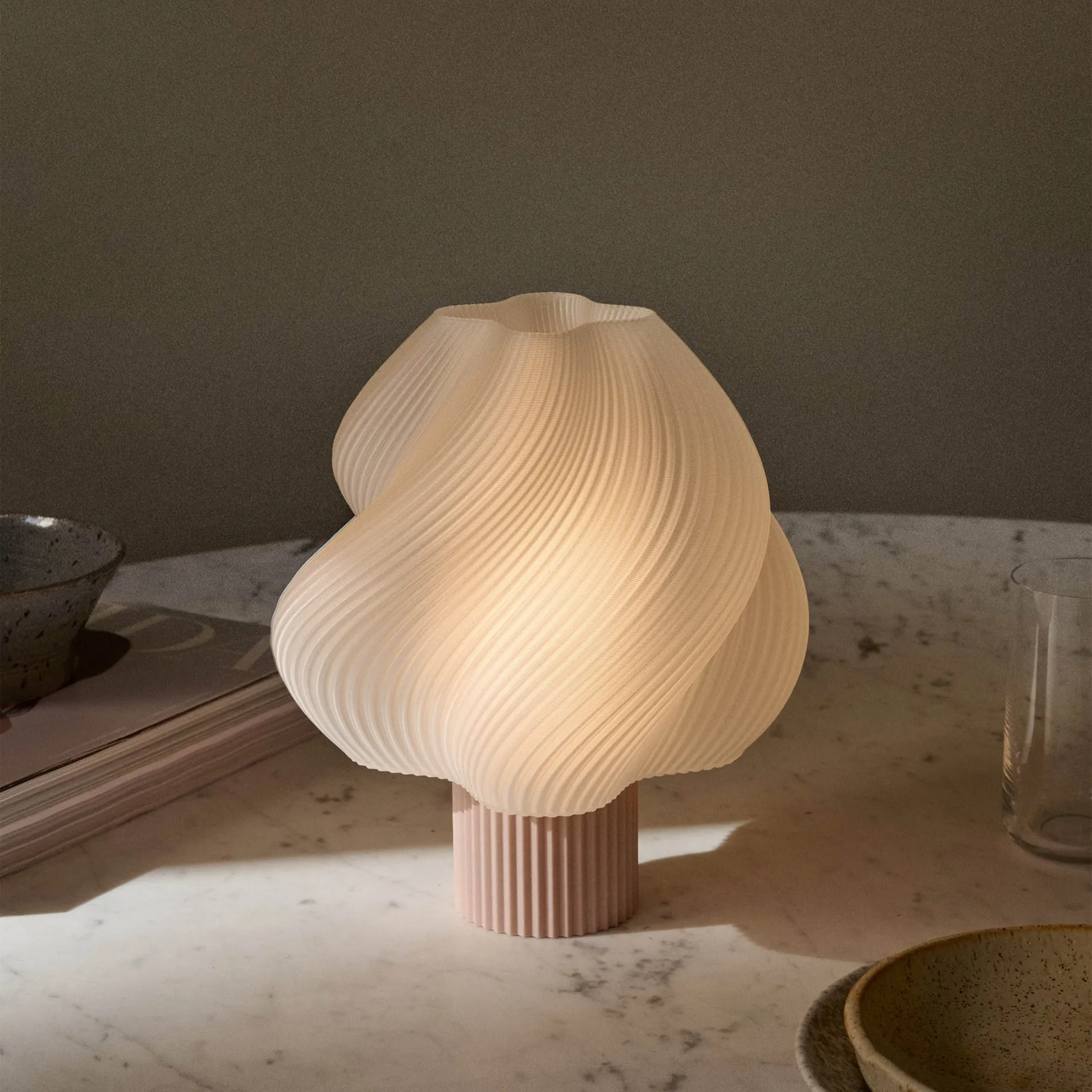 Soft Serve lampa stołowa przenośna , Wild strawberry, 23 cm Crème Atelier