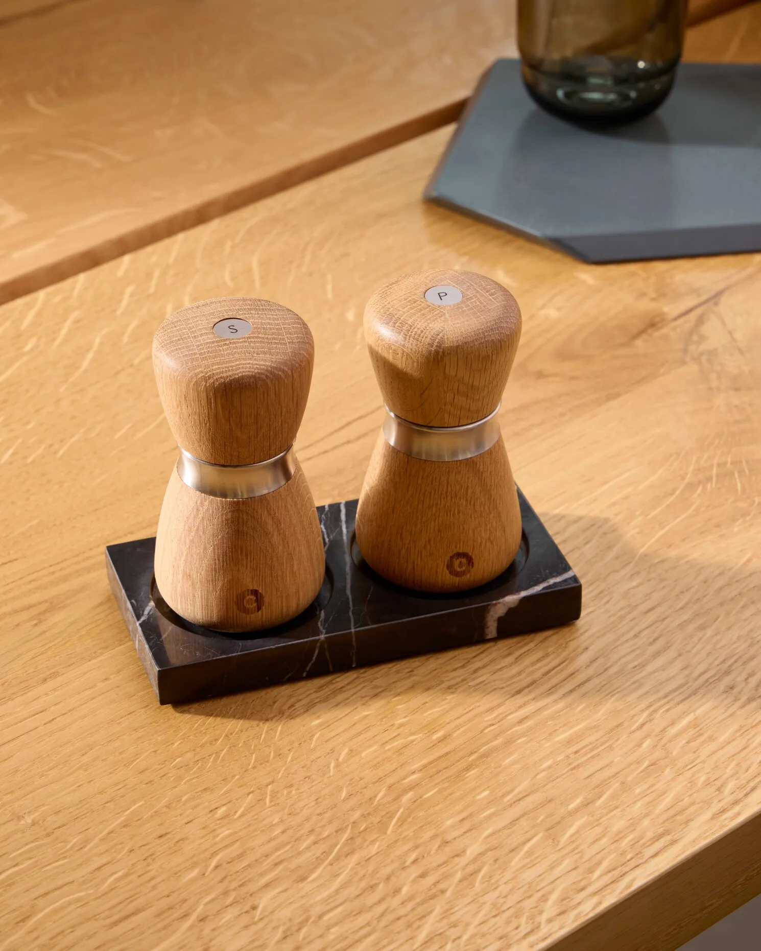 Stojak na młynki do przypraw Tabletopper, Black marble Crushgrind
