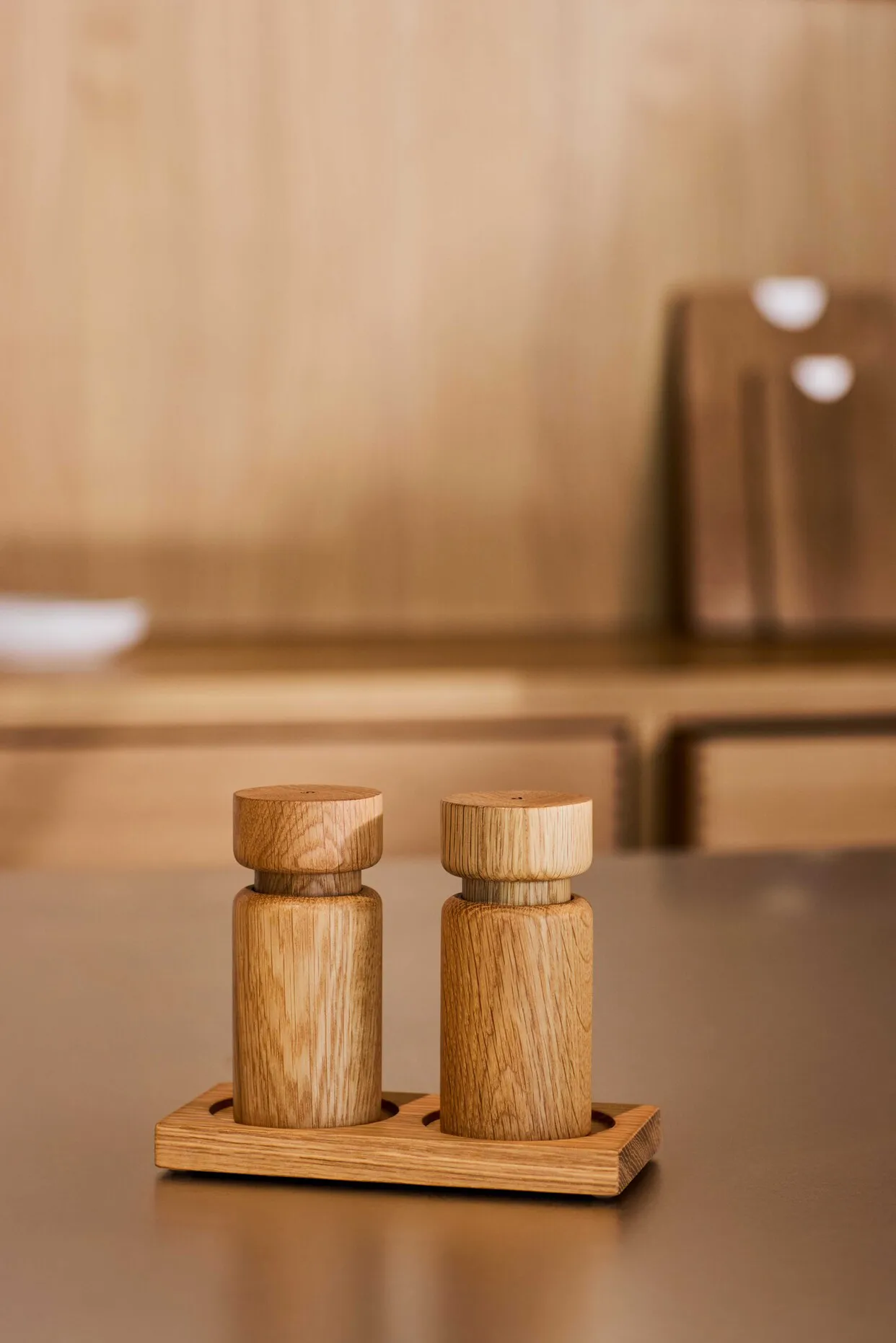 Stojak na młynki do przypraw Tabletopper, FSC oak Crushgrind