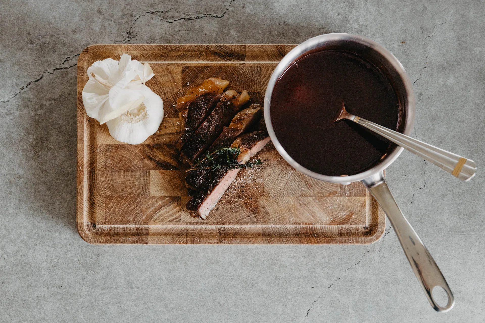 Deska do krojenia z klejonego drewna dębowego z rowkiem, 30x20 cm Culimat