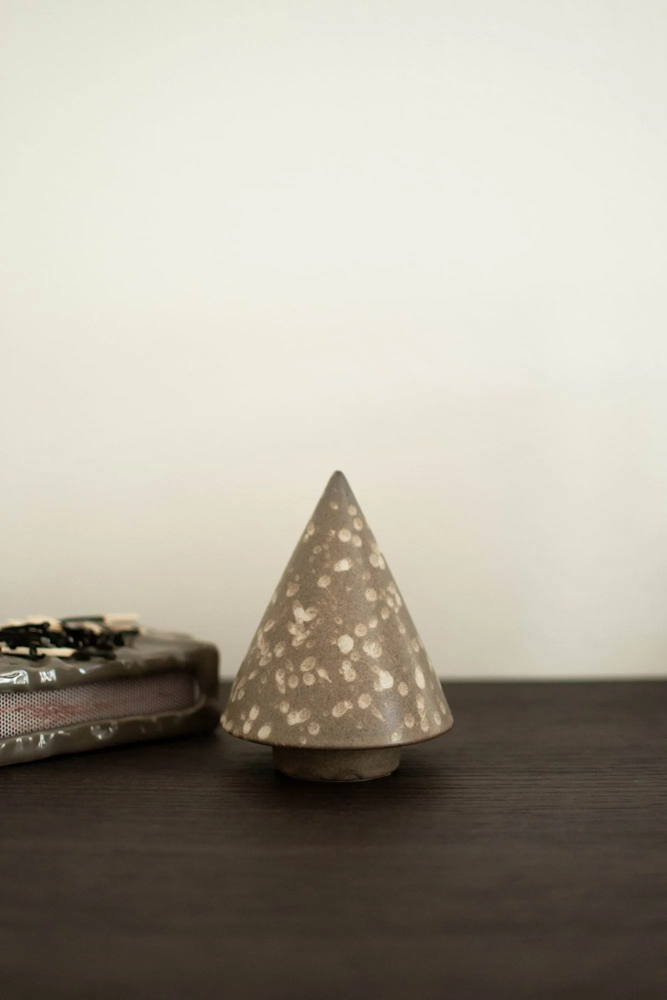 Drzewko element dekoracyjny Peak, Brown dot, Ø9 cm DBKD