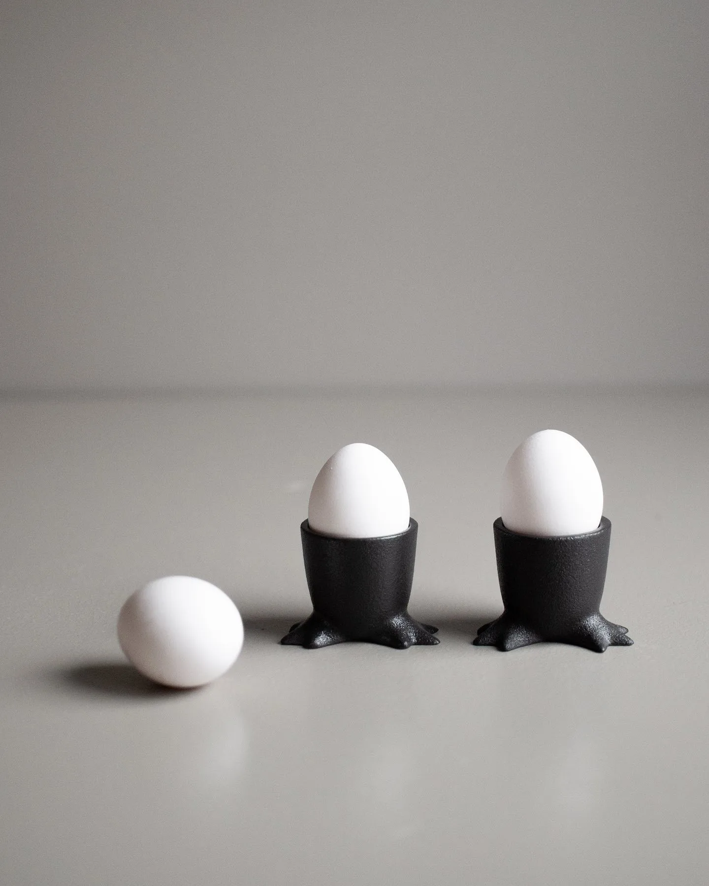 Kieliszek na jajko Walking Egg, Black DBKD
