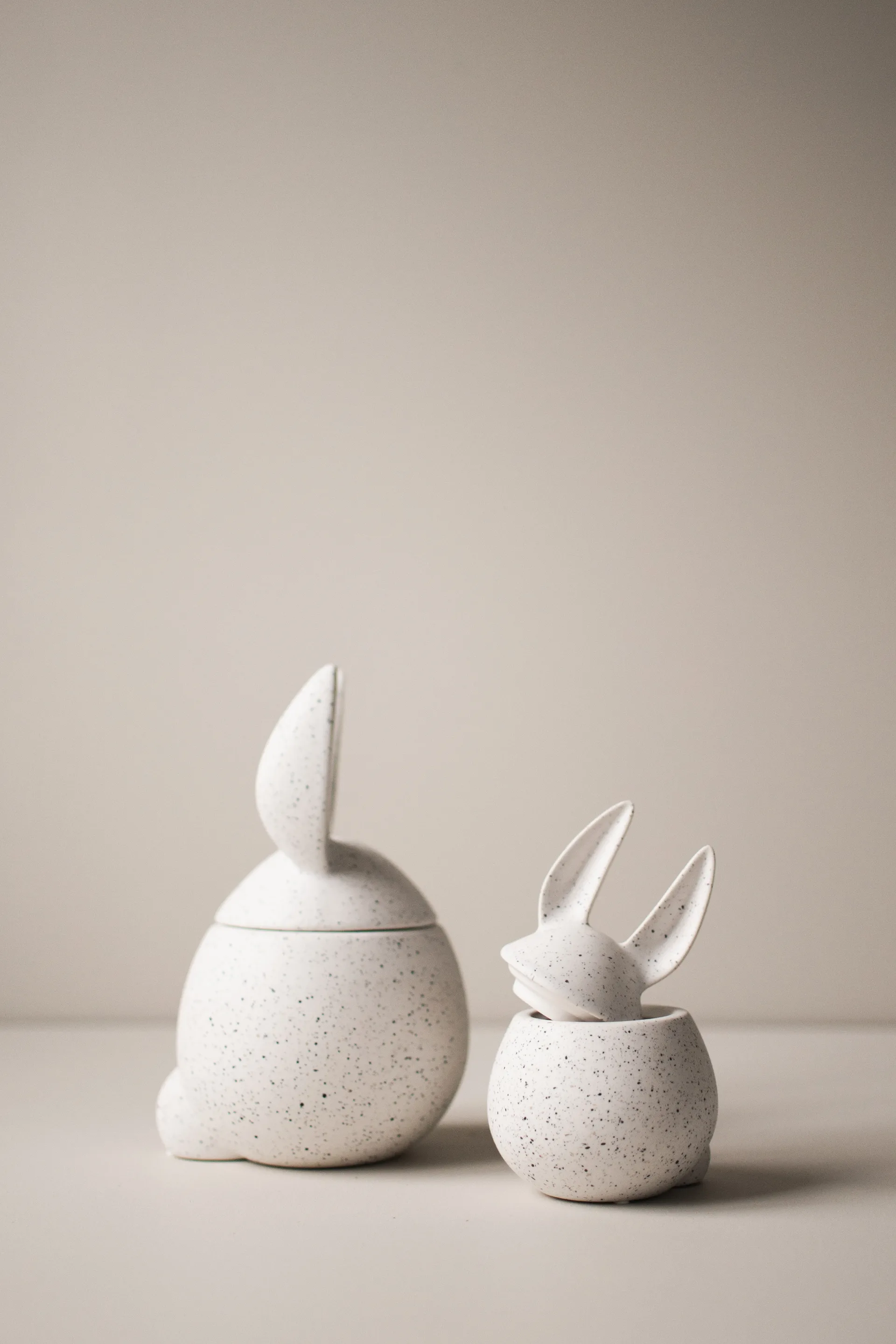 Mała miska DBKD Eating Rabbit, White dot DBKD