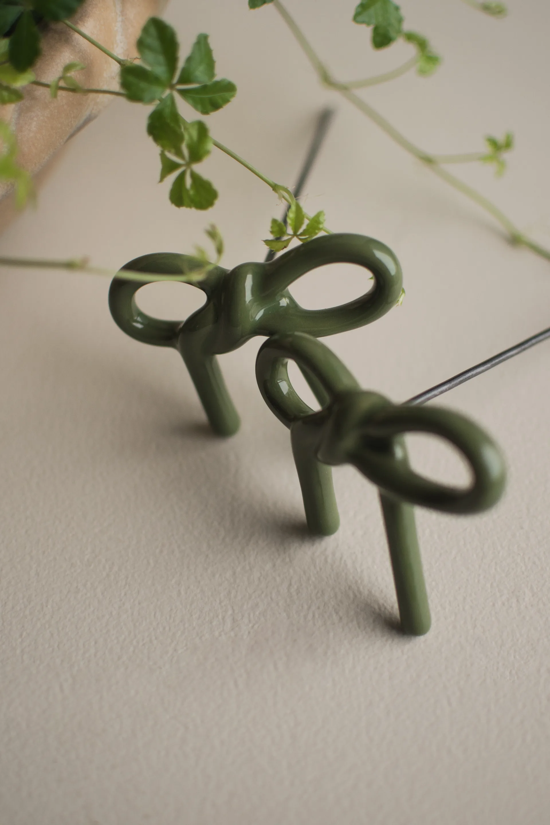 Ozdoba do doniczki Bow, Błyszcząca zieleń DBKD