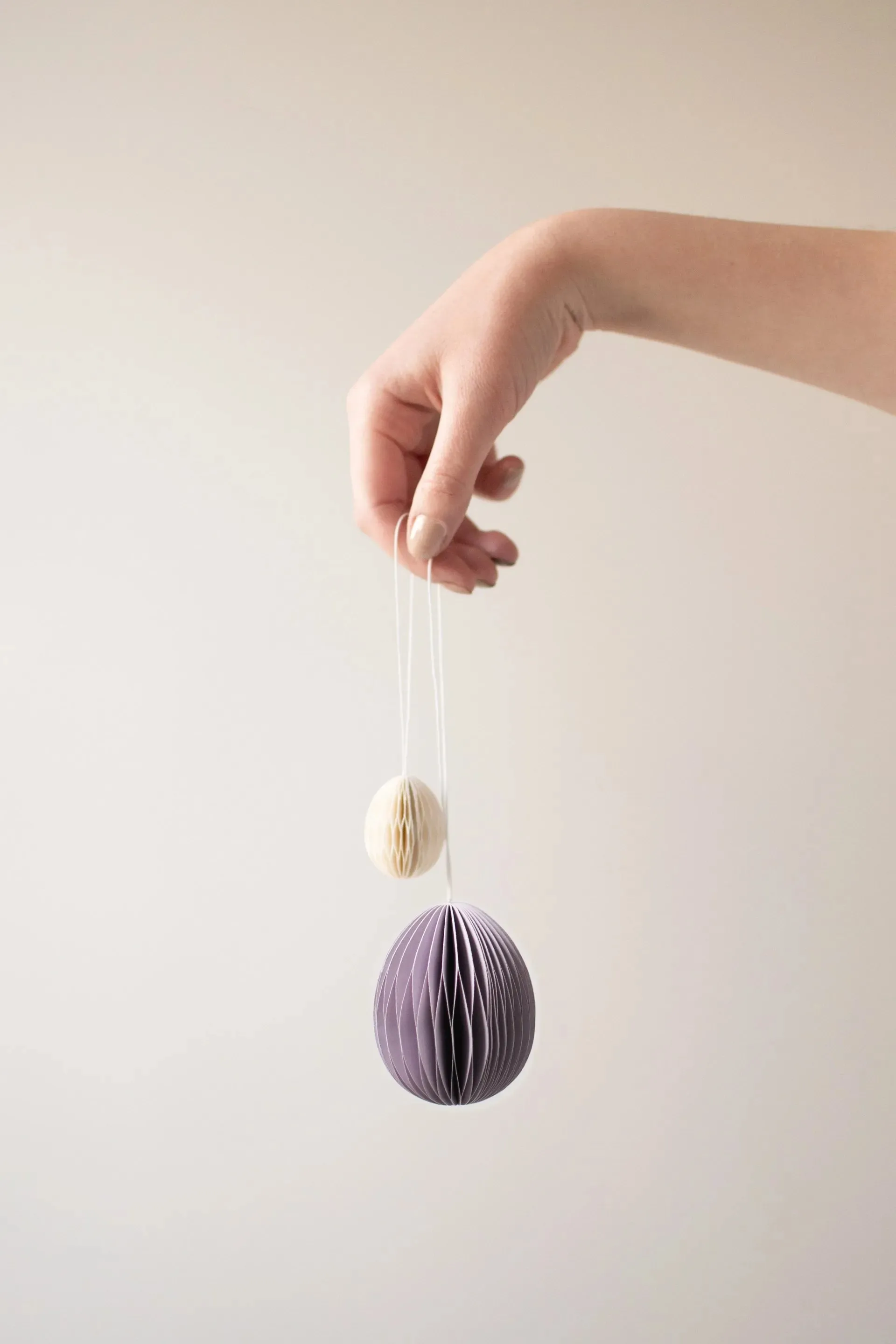 Papierowa zawieszka wielkanocna Ovoid 4 cm, White DBKD