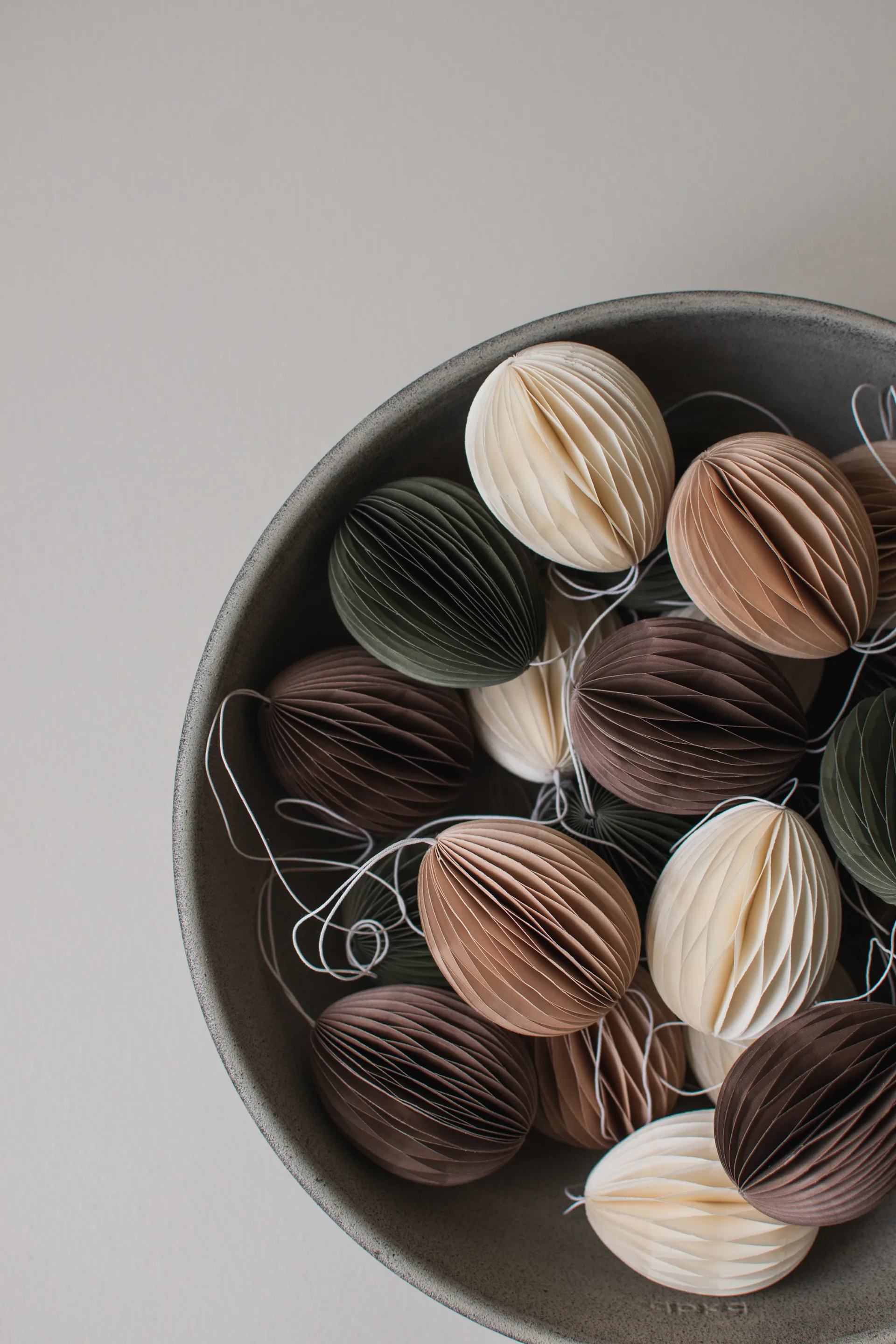 Papierowa zawieszka wielkanocna Ovoid 7 cm, Sand DBKD