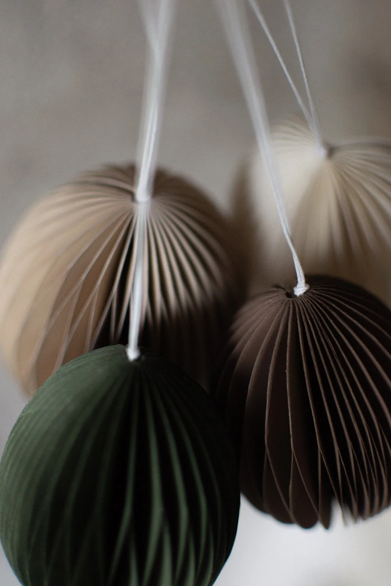 Papierowa zawieszka wielkanocna Ovoid 7 cm, White DBKD