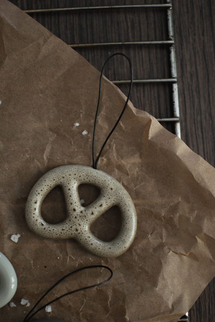 Zawieszka dekoracyjna Hanging Pretzel, Beige DBKD