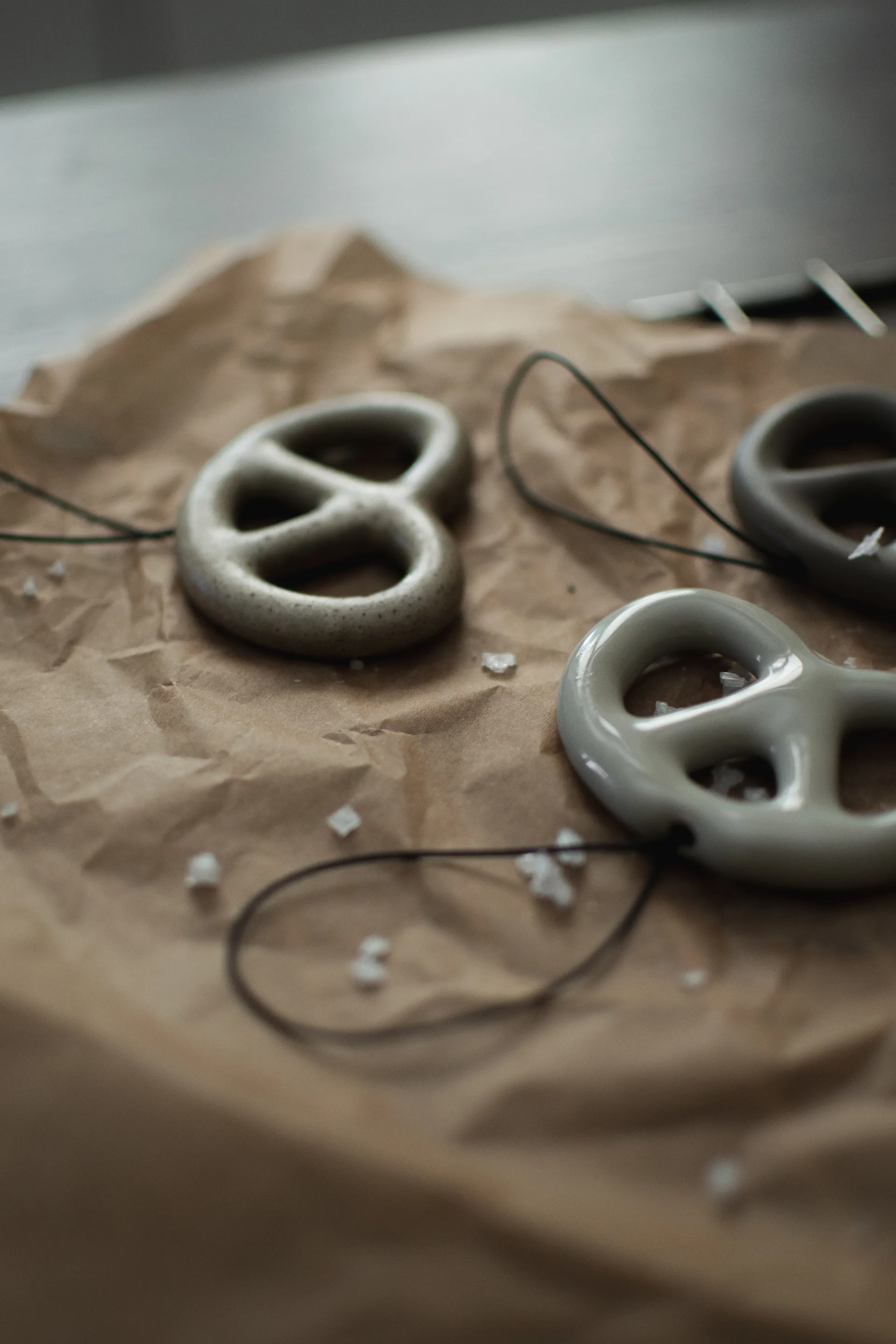 Zawieszka dekoracyjna Hanging Pretzel, Beige DBKD