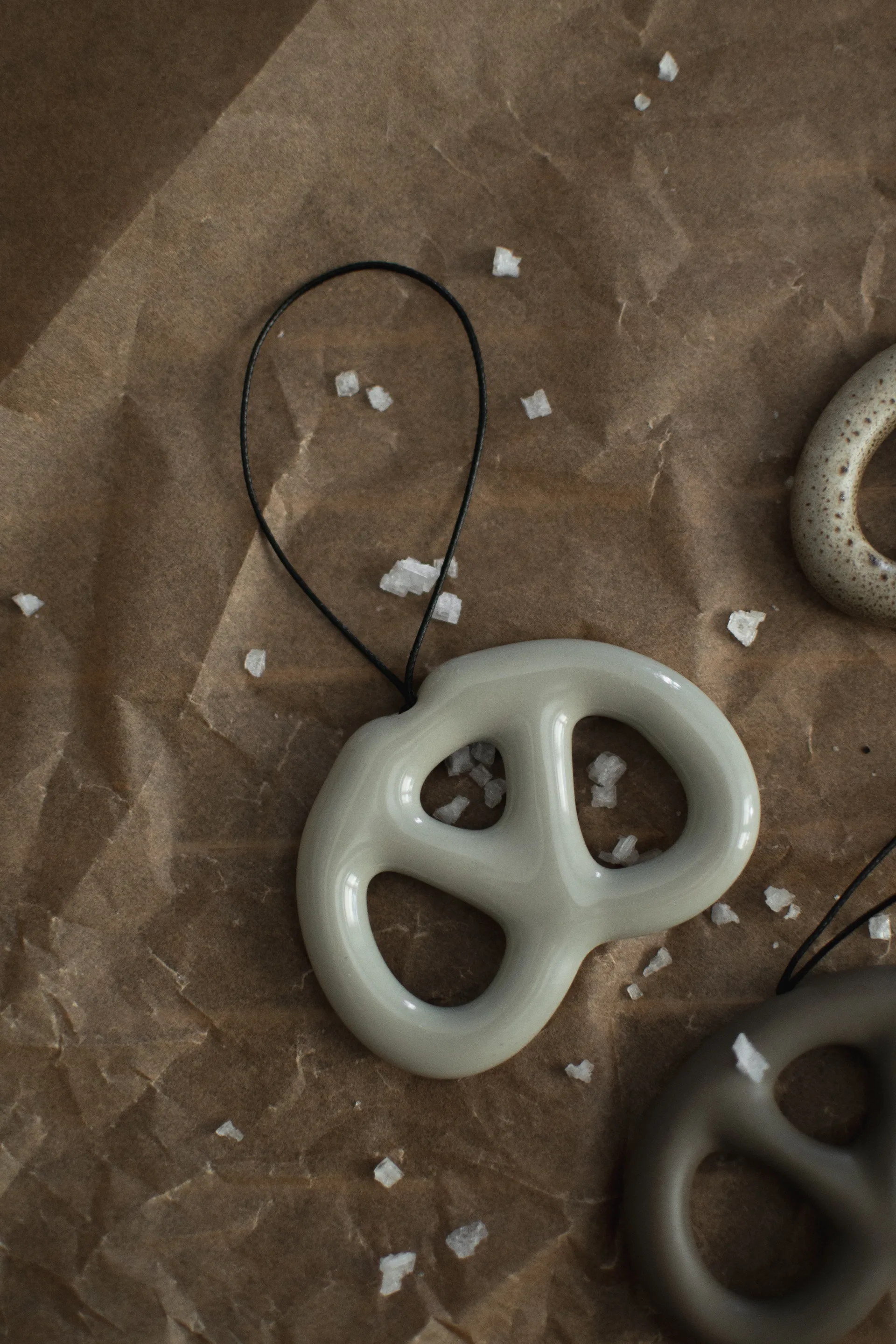 Zawieszka dekoracyjna Hanging Pretzel, Shiny mole DBKD