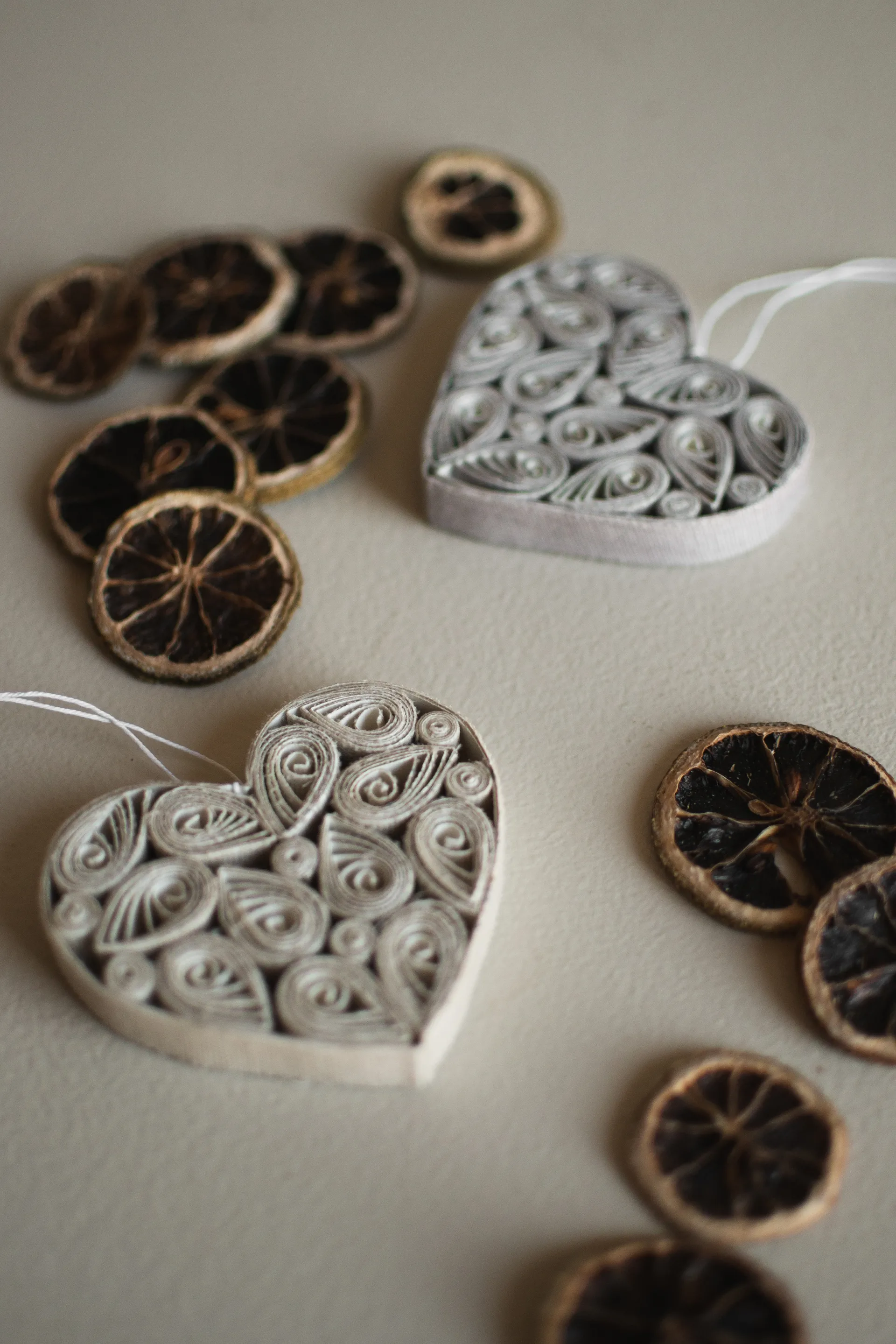 Zawieszka dekoracyjna papiera serce 8 cm, Kremowy DBKD