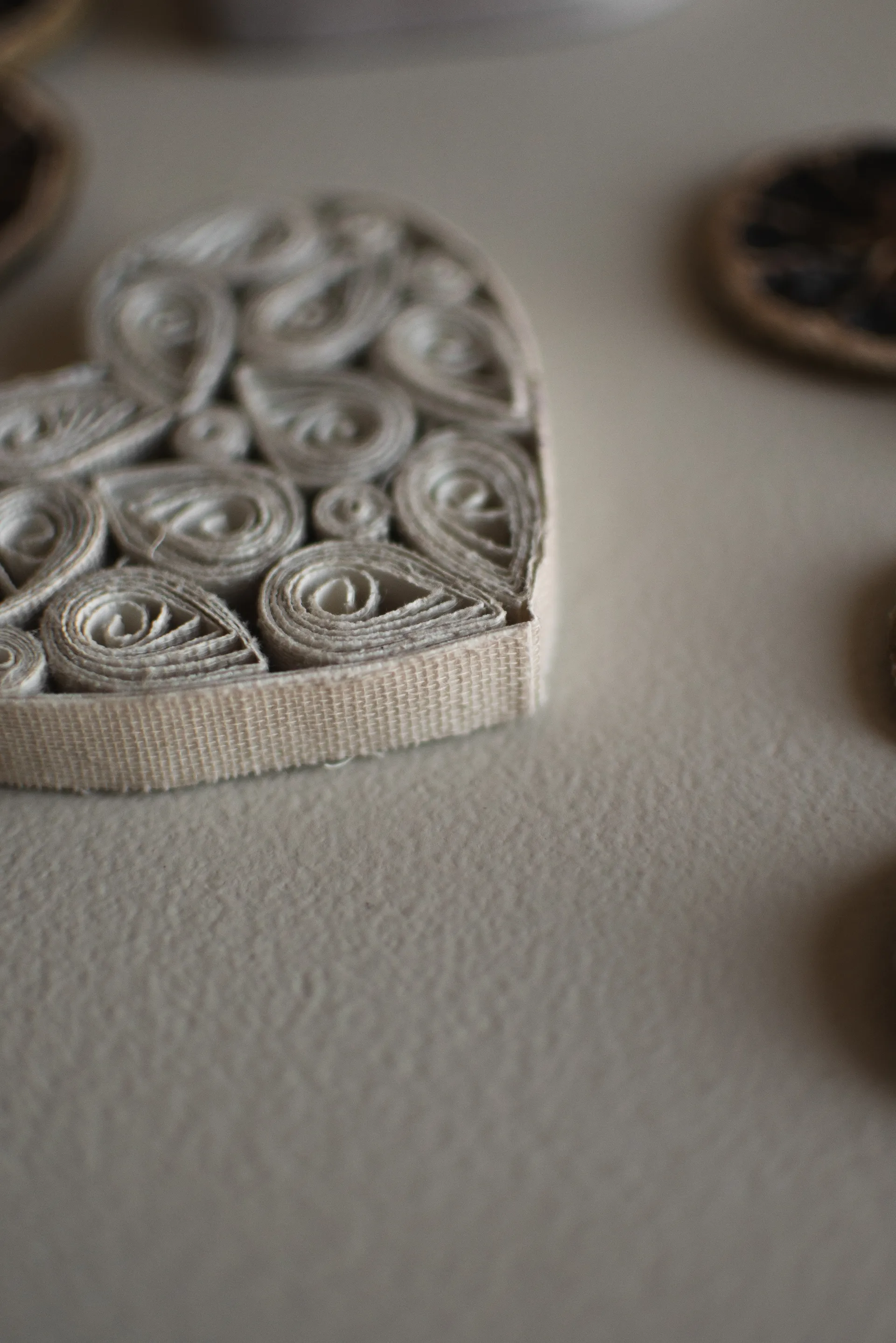 Zawieszka dekoracyjna papiera serce 8 cm, Kremowy DBKD