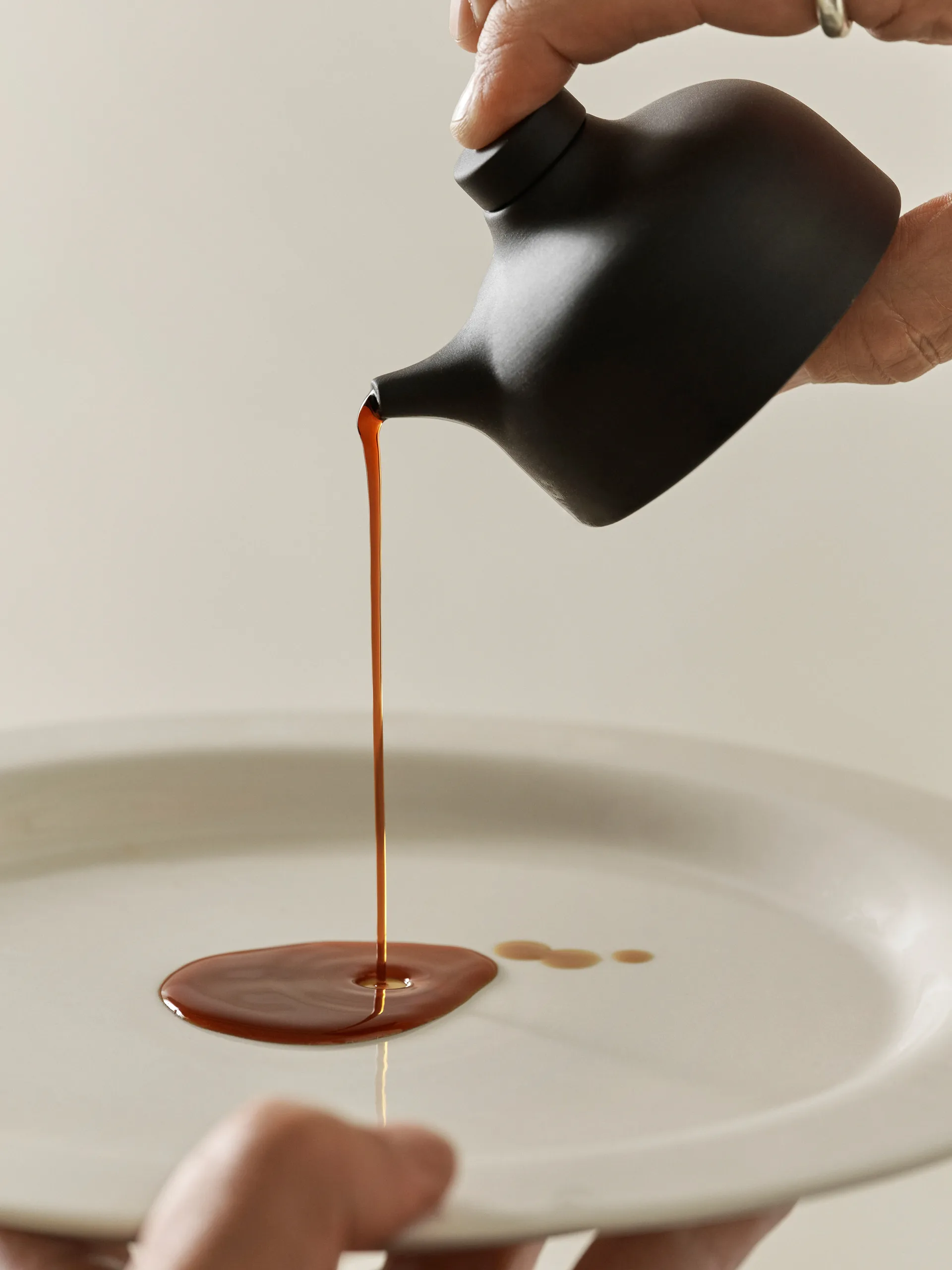 Dzbanek na sos sojowy Sand 12 cl, Black clay Design House Stockholm