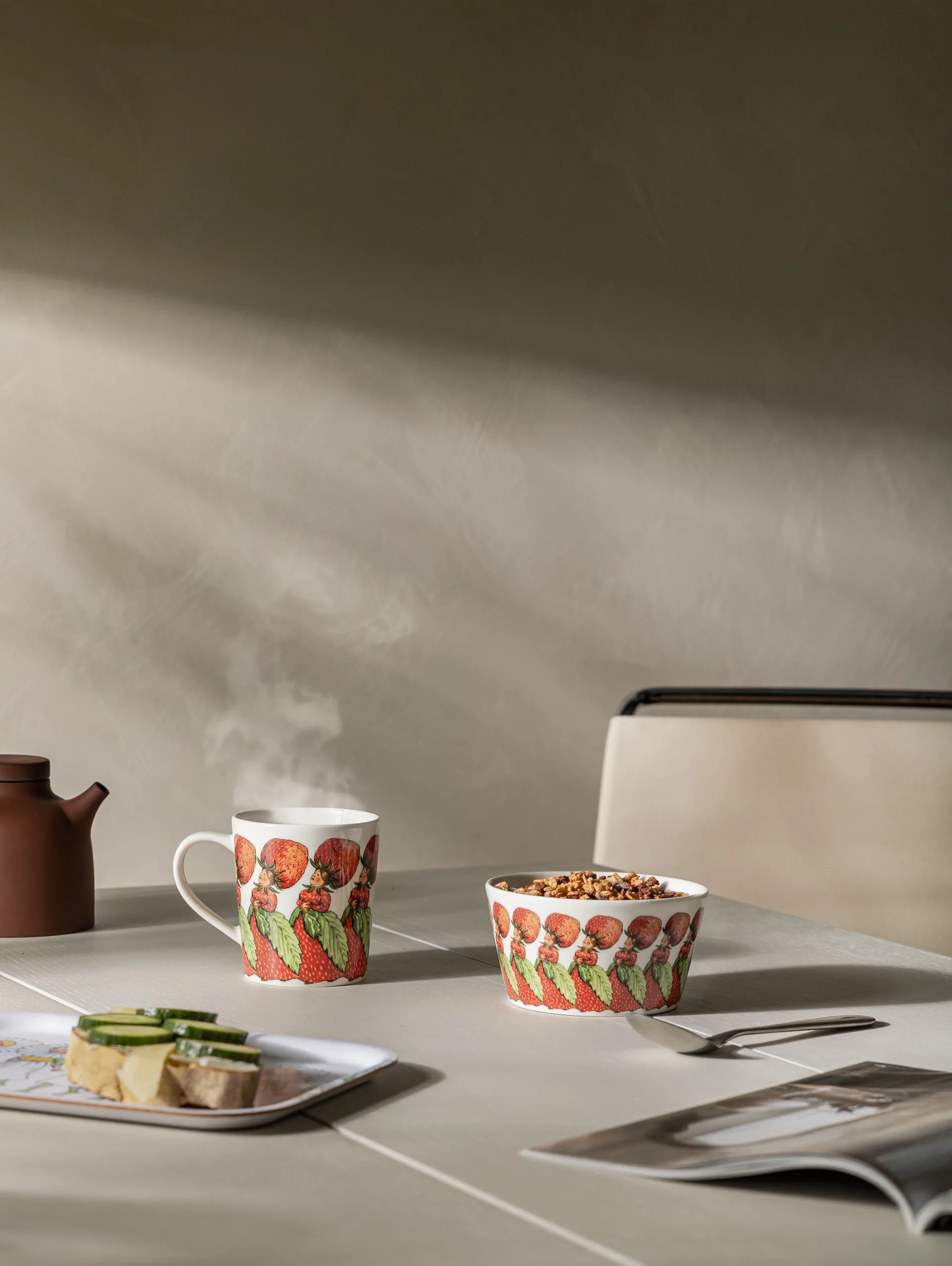 Kubek z uchem Strawberry Family, 40 cl Design House Stockholm