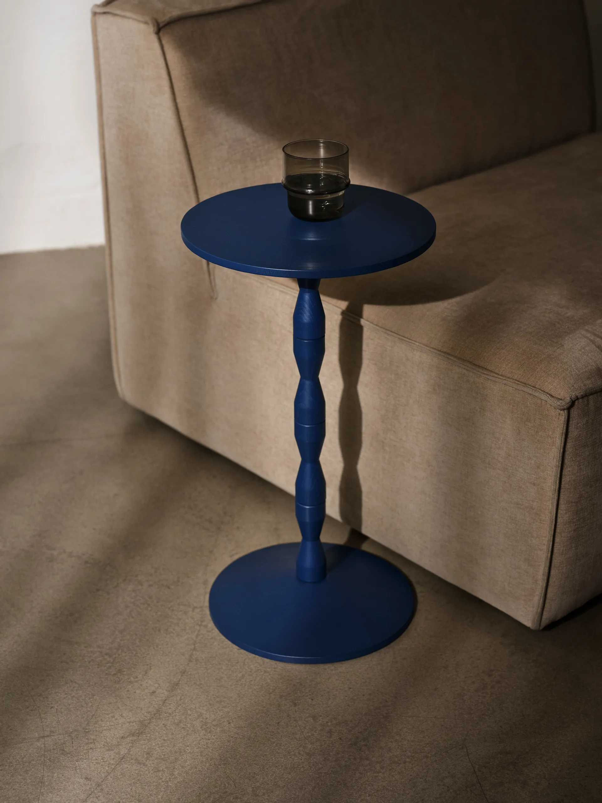 Stół Pedestal Ø31x67,5 cm, Blue Design House Stockholm