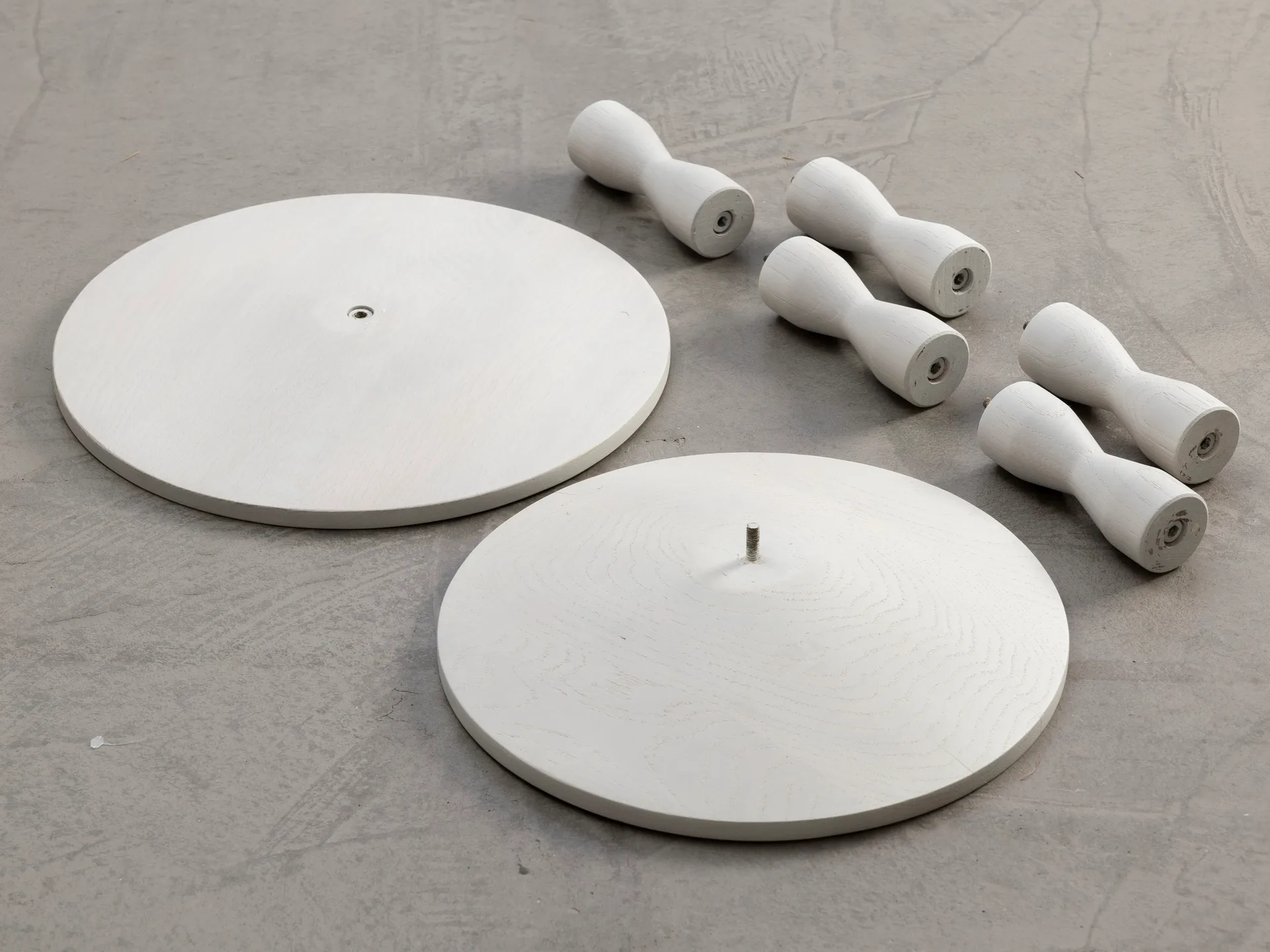 Stół Pedestal Ø31x67,5 cm, Stained white grey Design House Stockholm