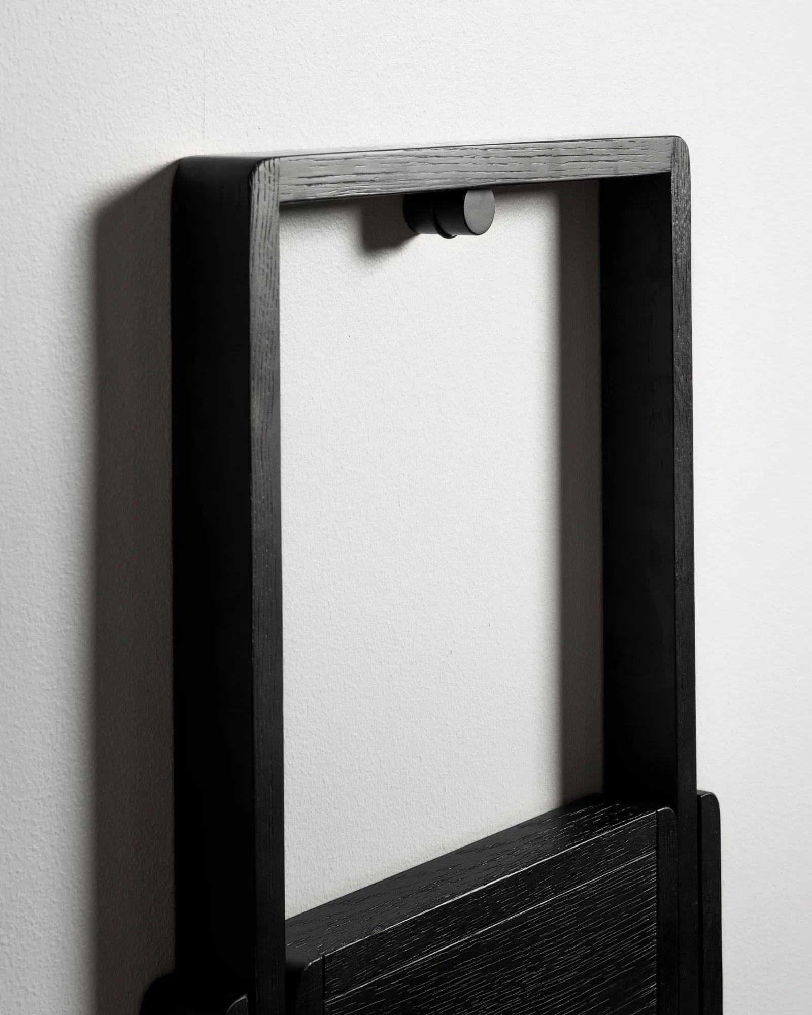 Stołek Step, Lakierowany na czarno Design House Stockholm