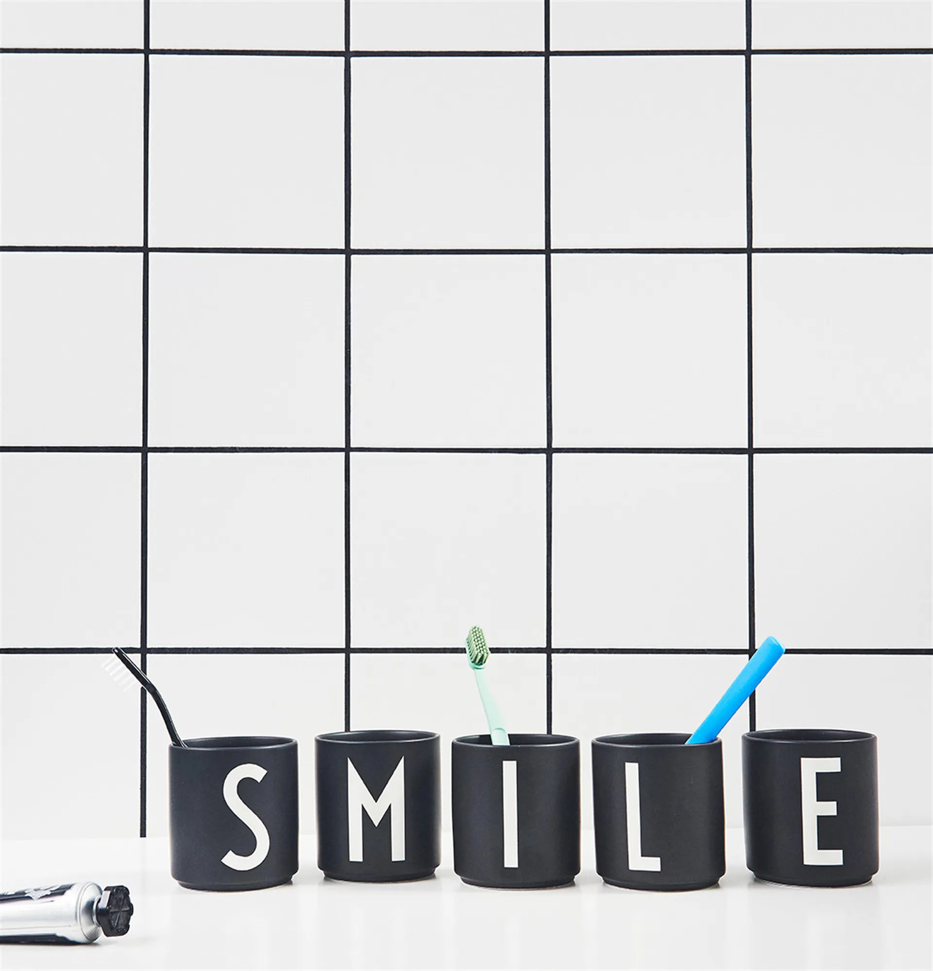 Design Letters kubek czarny, A Design Letters