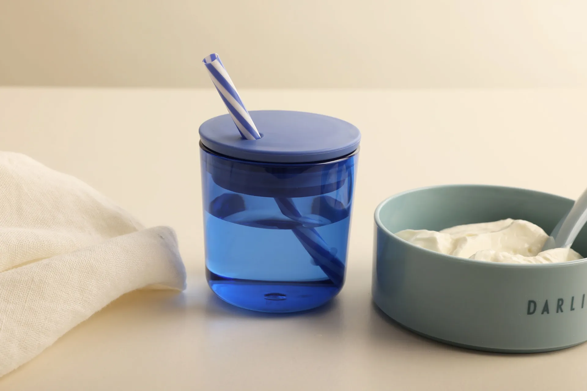 Design Letters słomka z pokrywką, Blue Design Letters