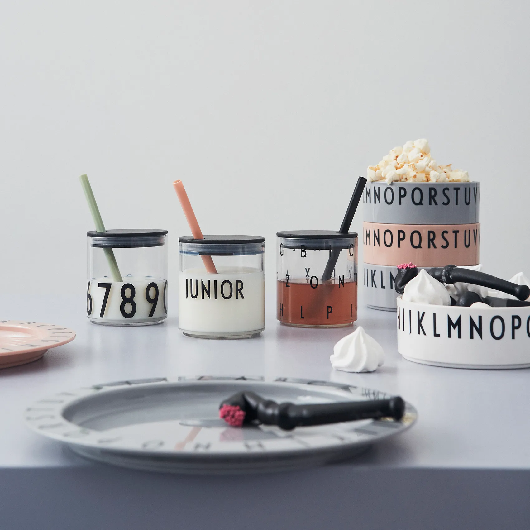 Design Letters słomka z pokrywką, Czarny Design Letters