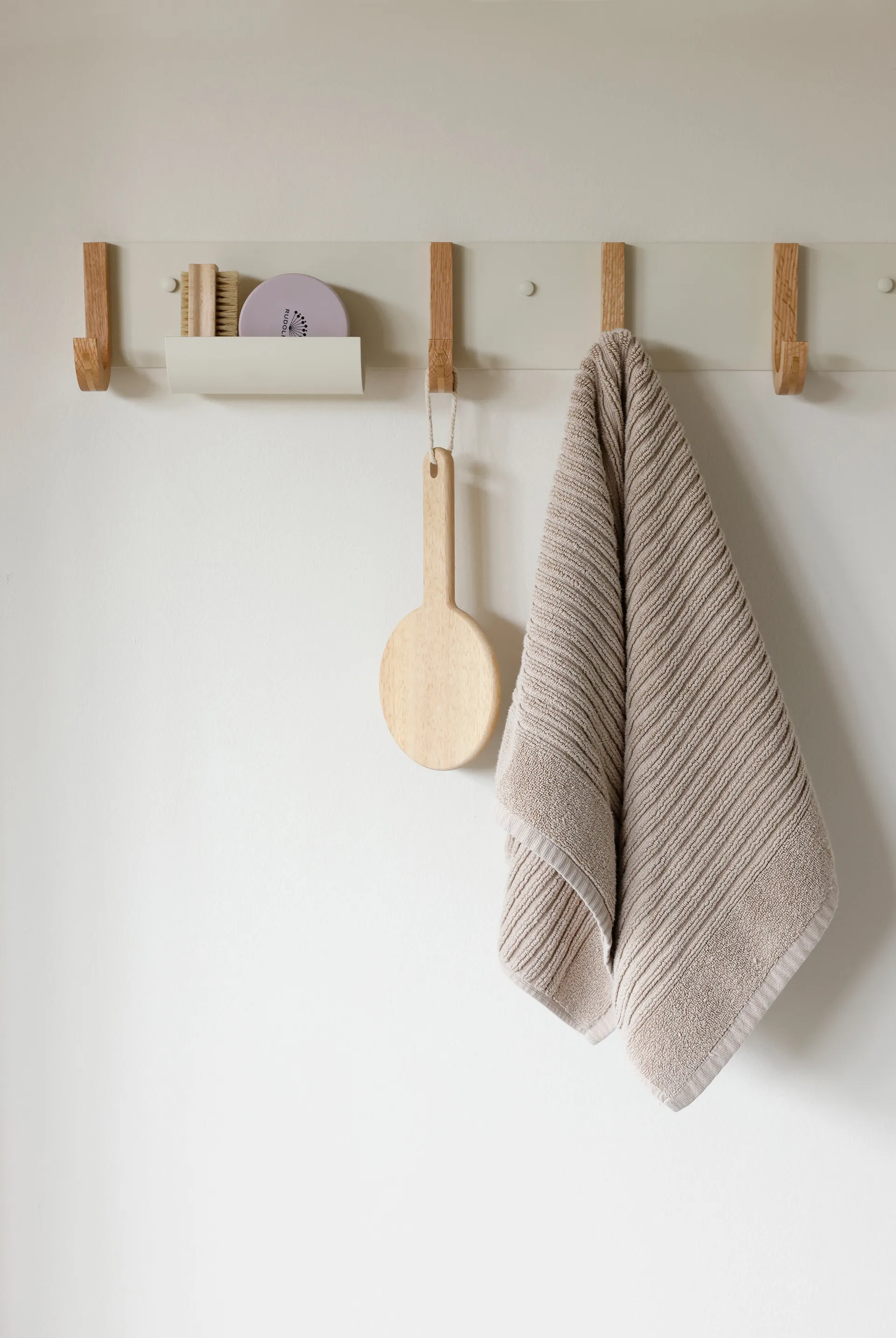 Wieszak na ubrania Jay 5 haczykami, Creamweiss-ek Design Letters