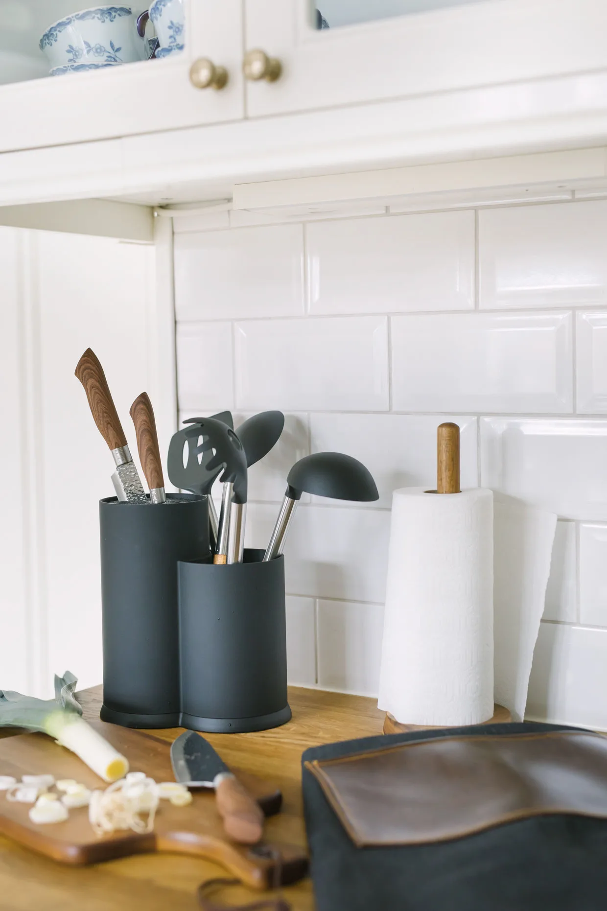 Blok na noże i przybory kuchenne Vida 23 cm, Czarny Dorre