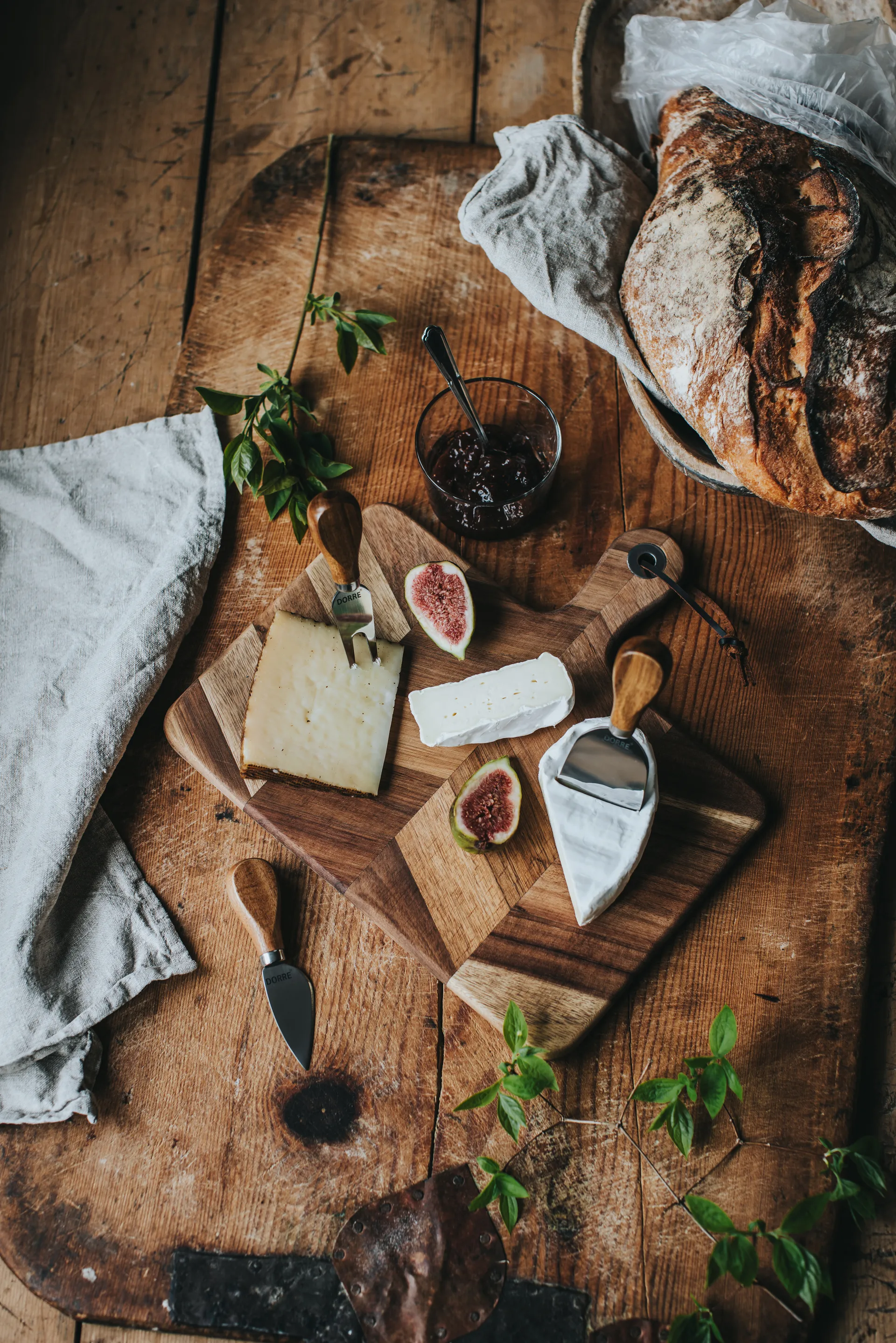 Deska do sera z akcesoriami, w jodełkę Ollie, 4 części , FSC akacja Dorre