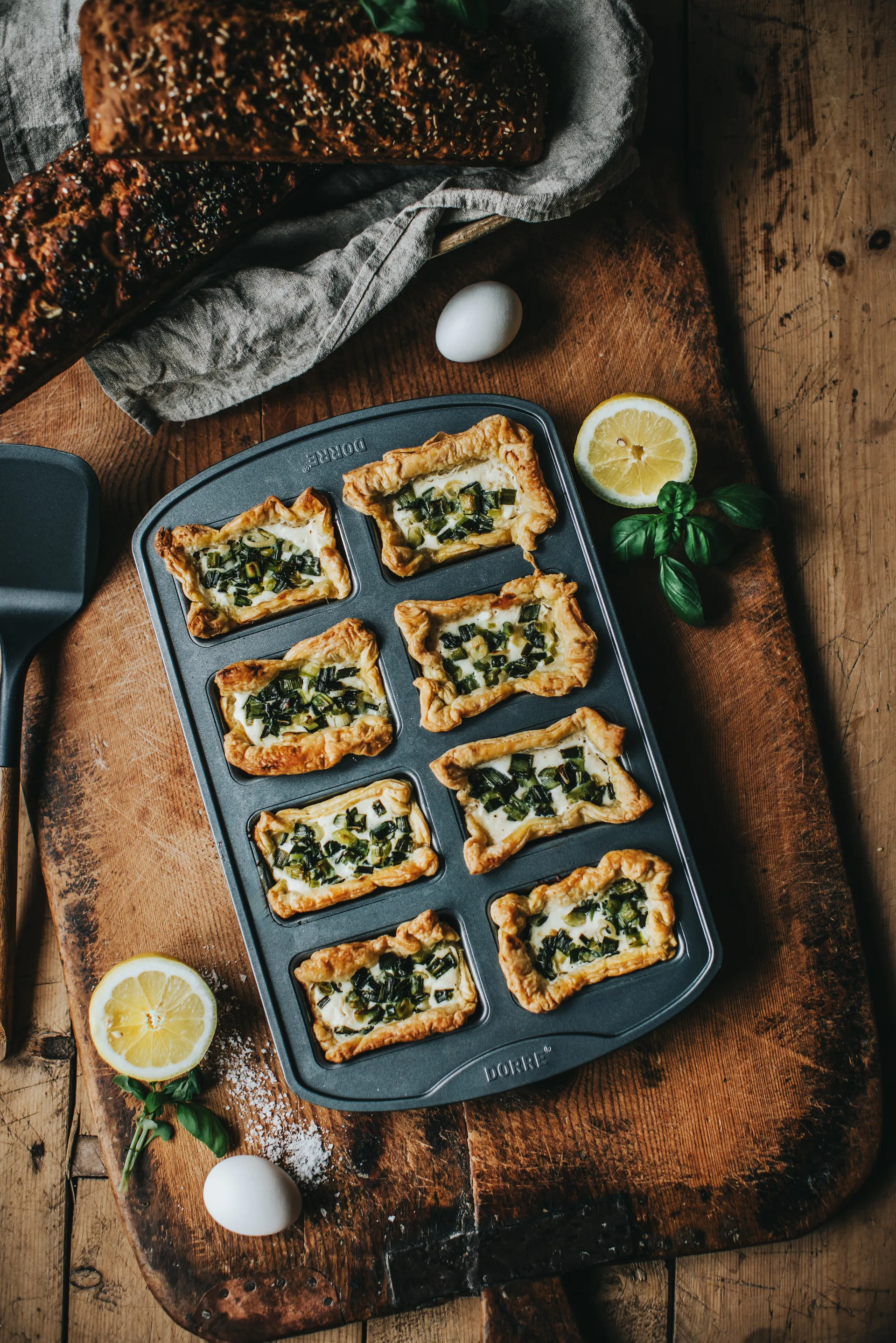 Forma do chleba Karabo, 8 mini-bochenków, 39,4×25,4×4 cm Dorre