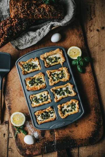 Forma do chleba Karabo, 8 mini-bochenków - 39,4×25,4×4 cm - Dorre