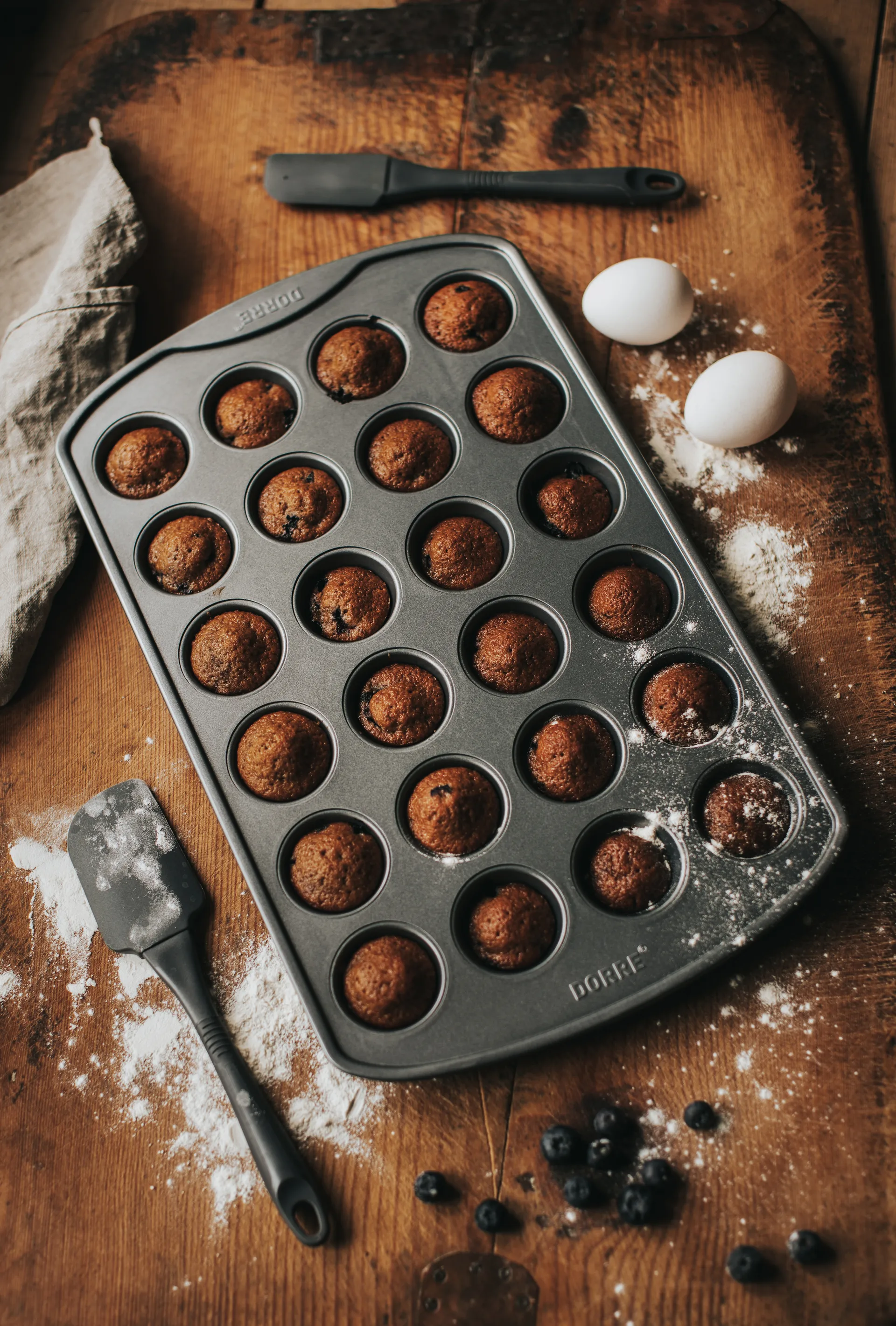 Forma do muffinów ze stali węglowej Karabo, 24 muffinki, 42,5×26×2,8 cm Dorre