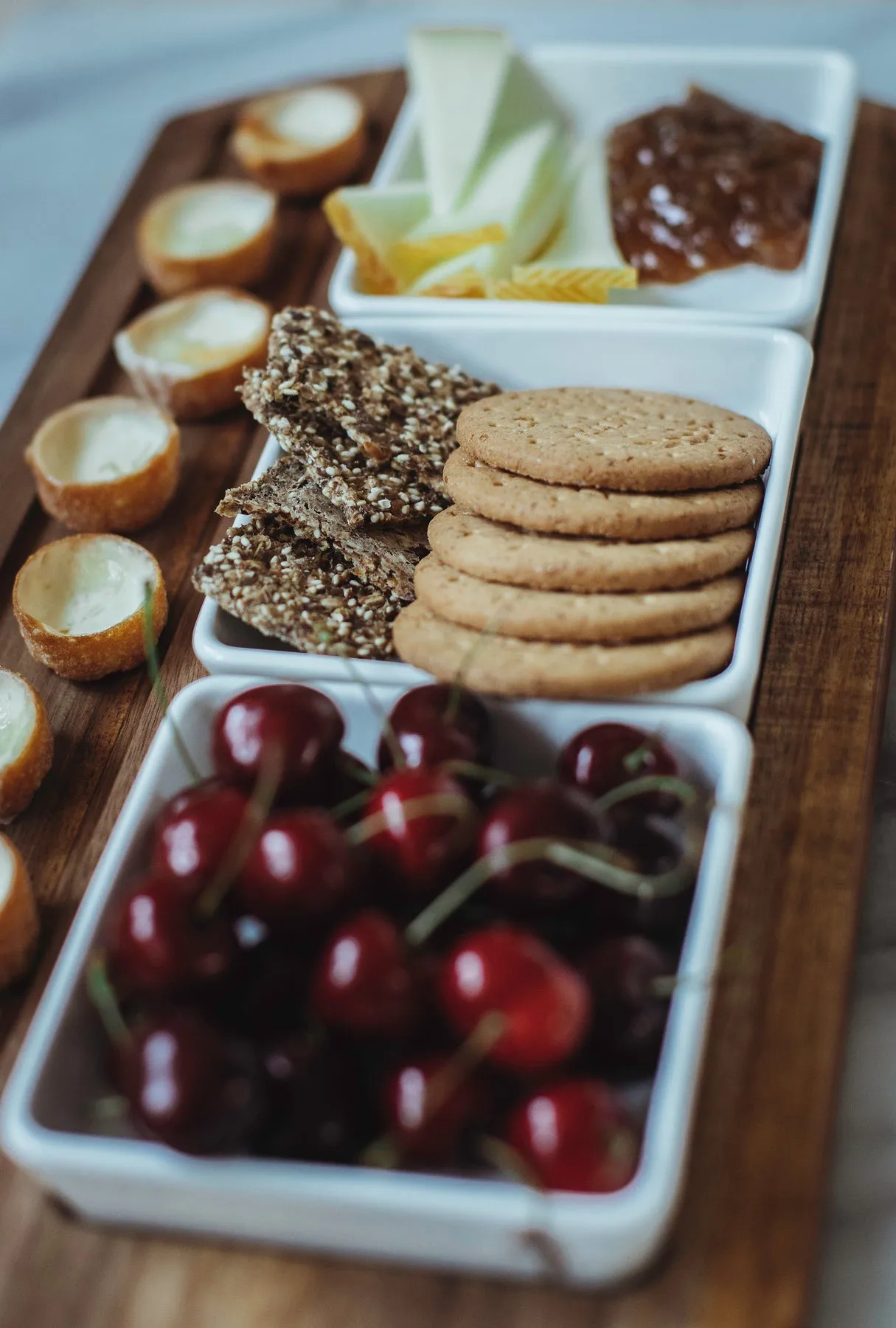 Taca do podawania Selina + zestaw miseczek 4 części, Akacja - biała porcelana Dorre