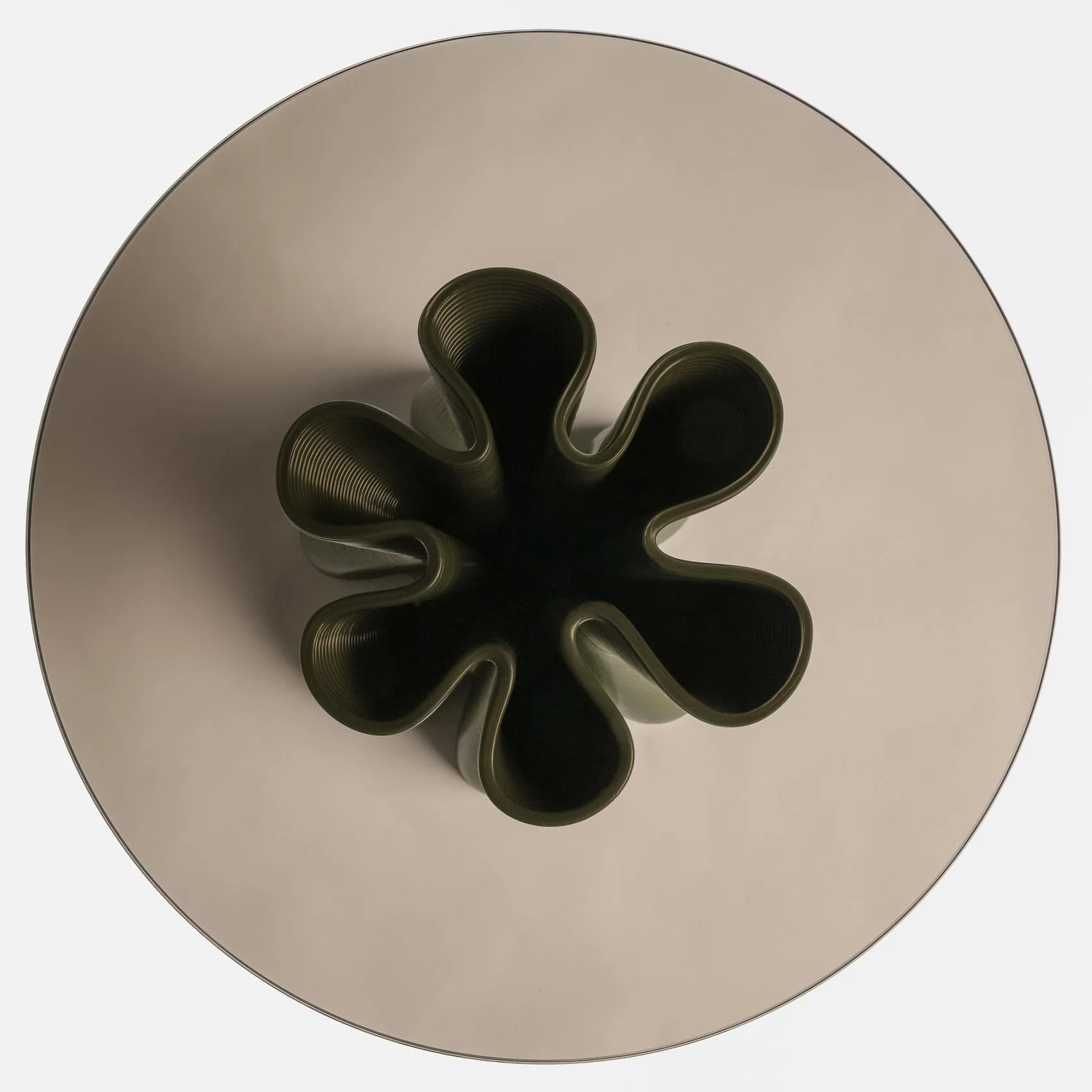 Stolik boczny Anemone Ø50 cm, Olive Ekbacken Studios