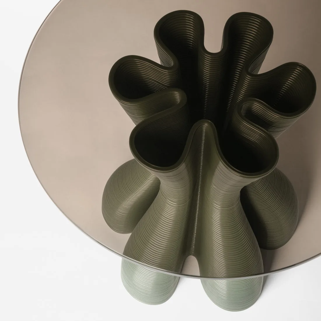 Stolik boczny Anemone Ø50 cm, Olive Ekbacken Studios