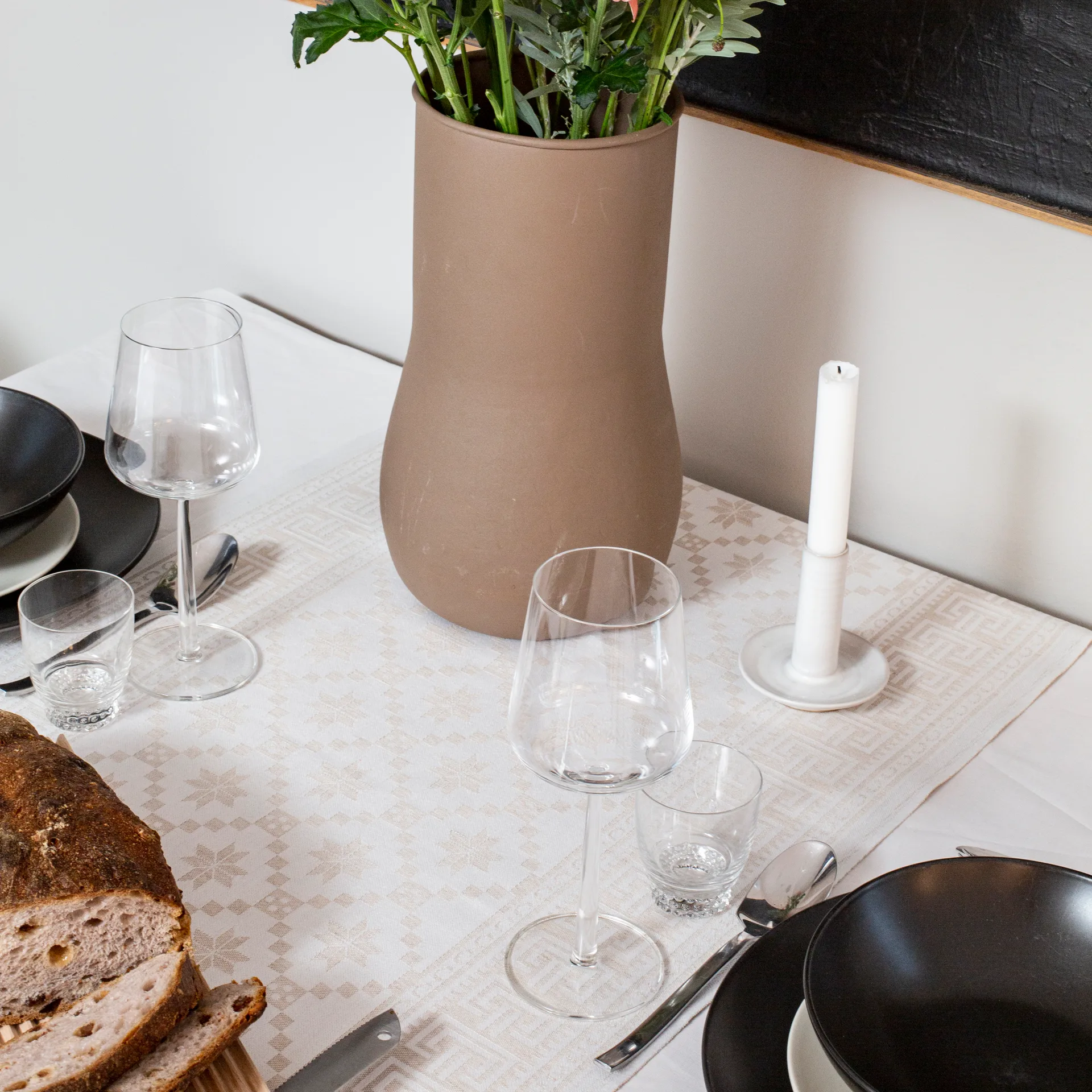 Bieżnik na stół z motywem ośmiolistnej róży 50x150 cm, Beżowy Ekelund Linneväveri