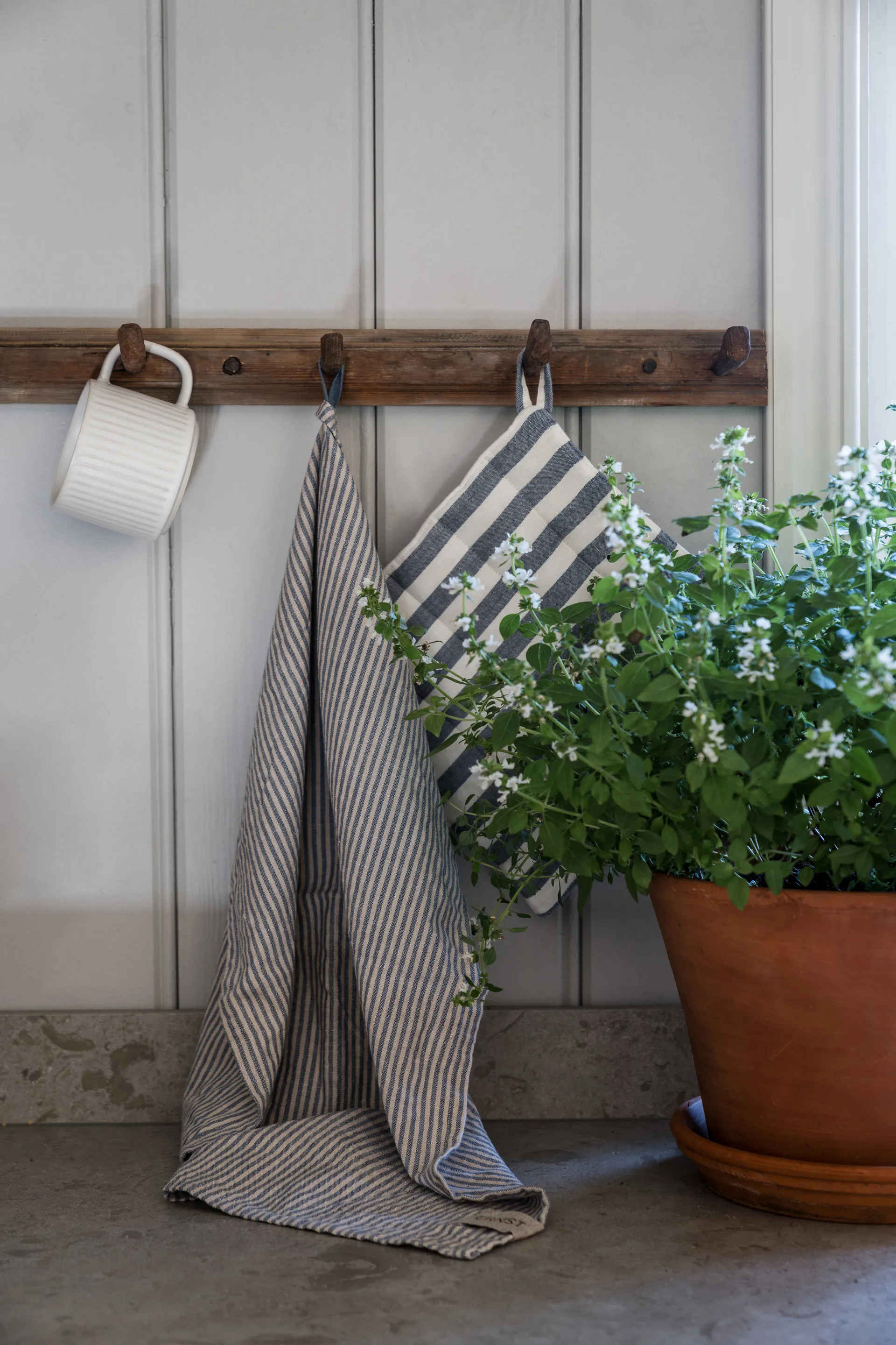 Łapka kuchenna w wąskie paski Ernst 47x70 cm, Niebiesko-beżowy ERNST