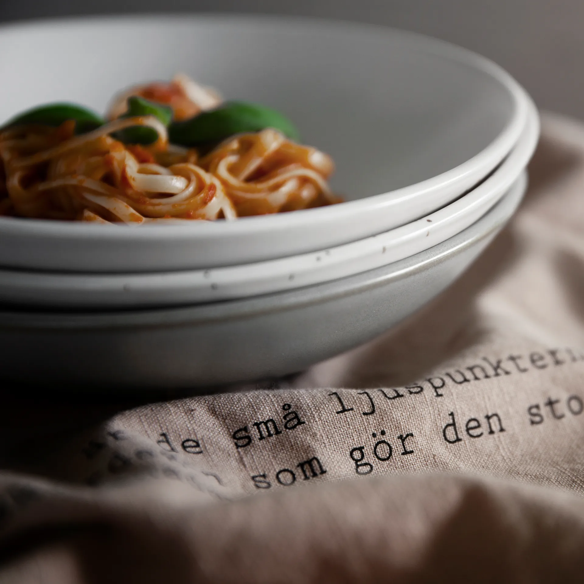 Ernst talerz głęboki 22 cm, Biały nakrapiany ERNST