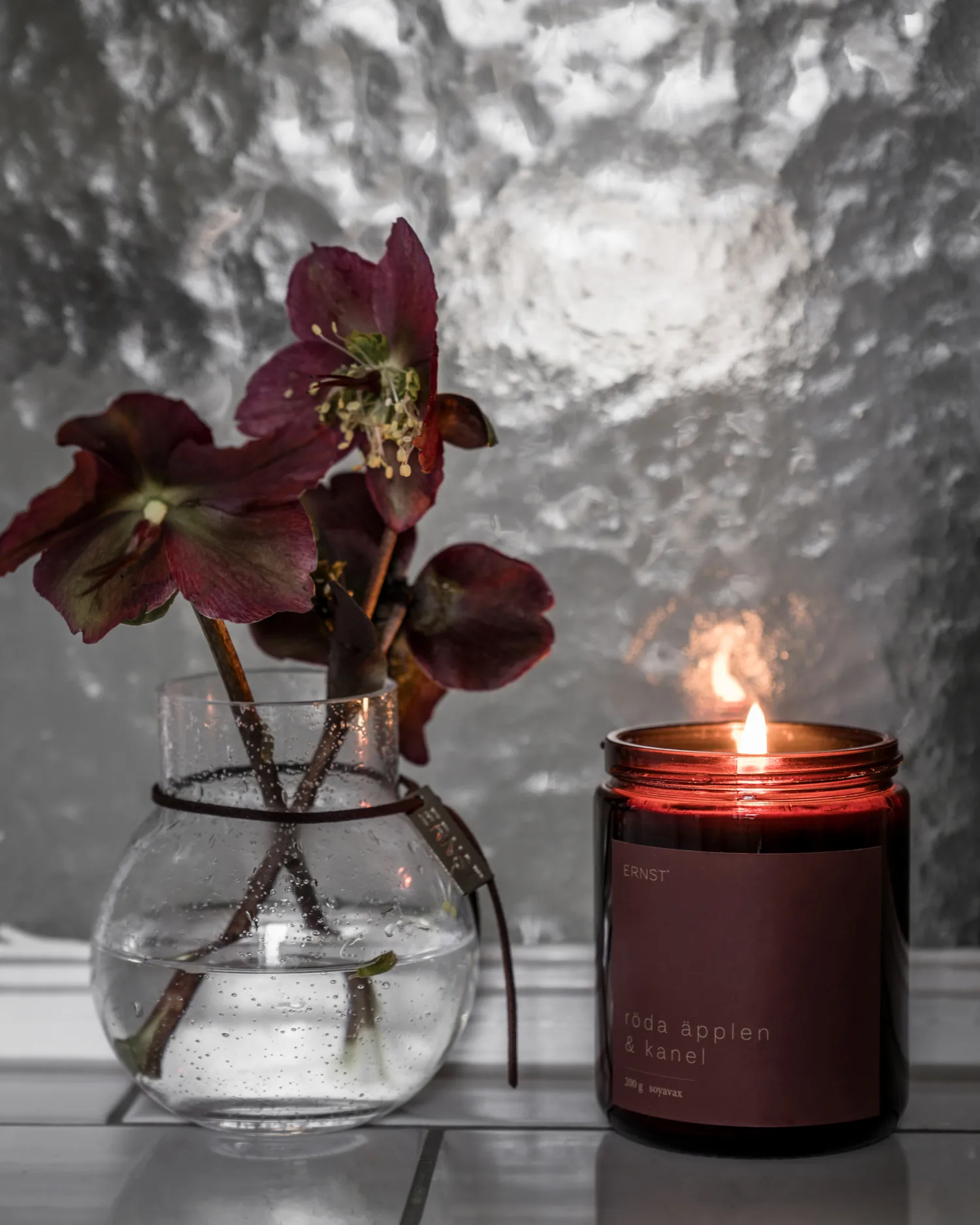 Świeczka zapachowa z pokrywką Ernst Ø7,2 cm, Czerwone jabłka-cynamon ERNST