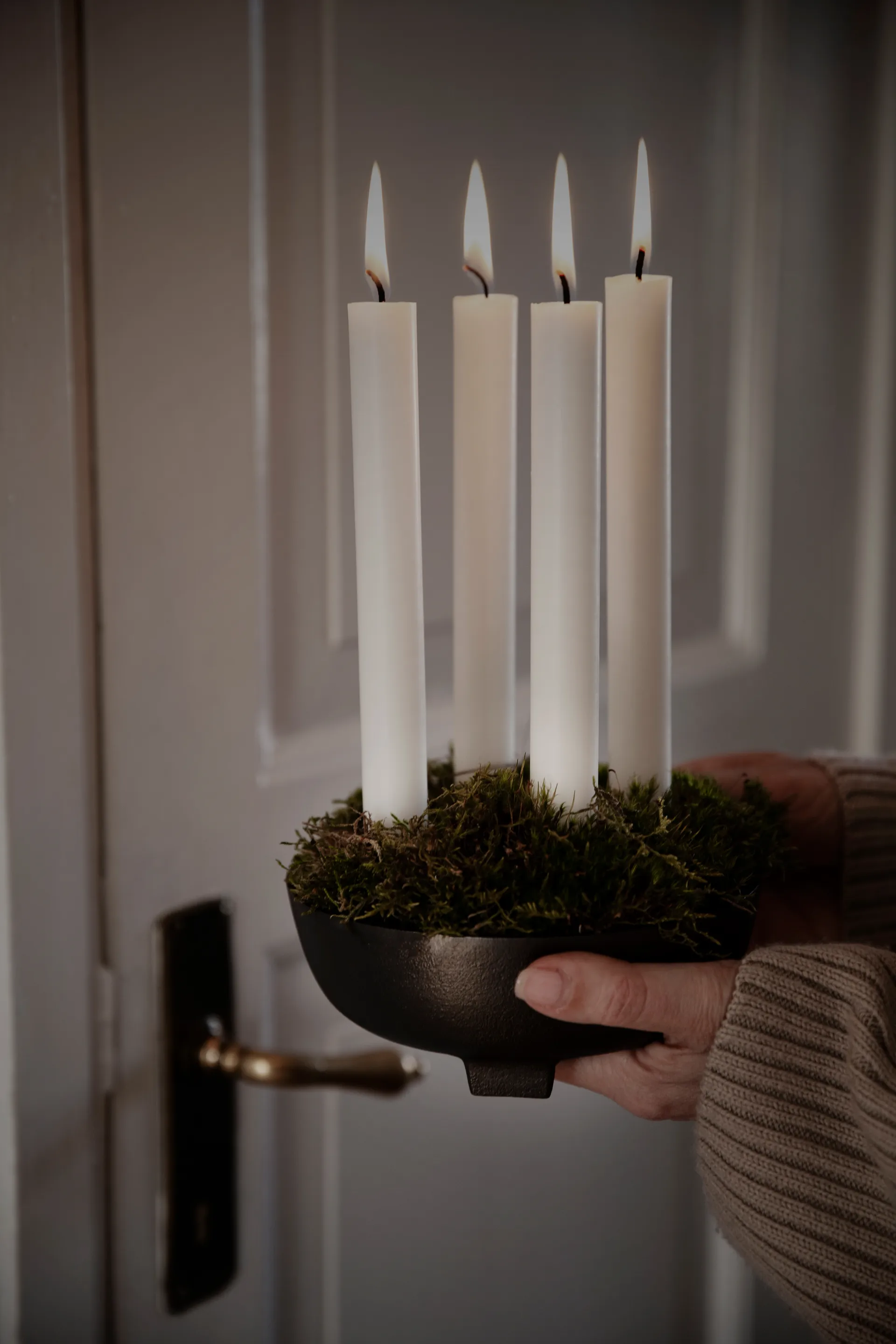 Świecznik adwentowy na nóżce Ernst Ø18 cm, Aluminium barwione na czarno ERNST