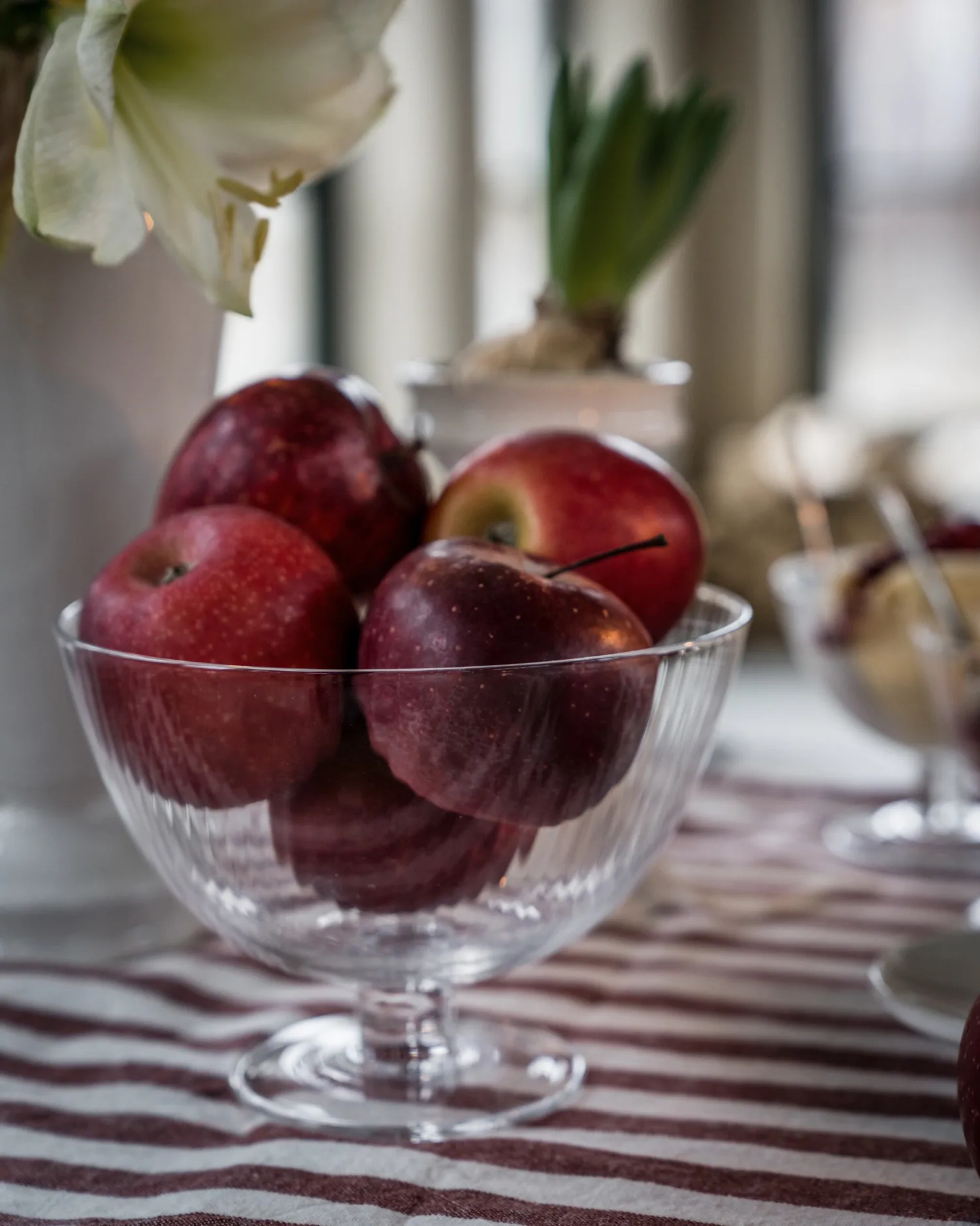 Szklana miska na nóżce Ernst, Ø16,5 cm ERNST