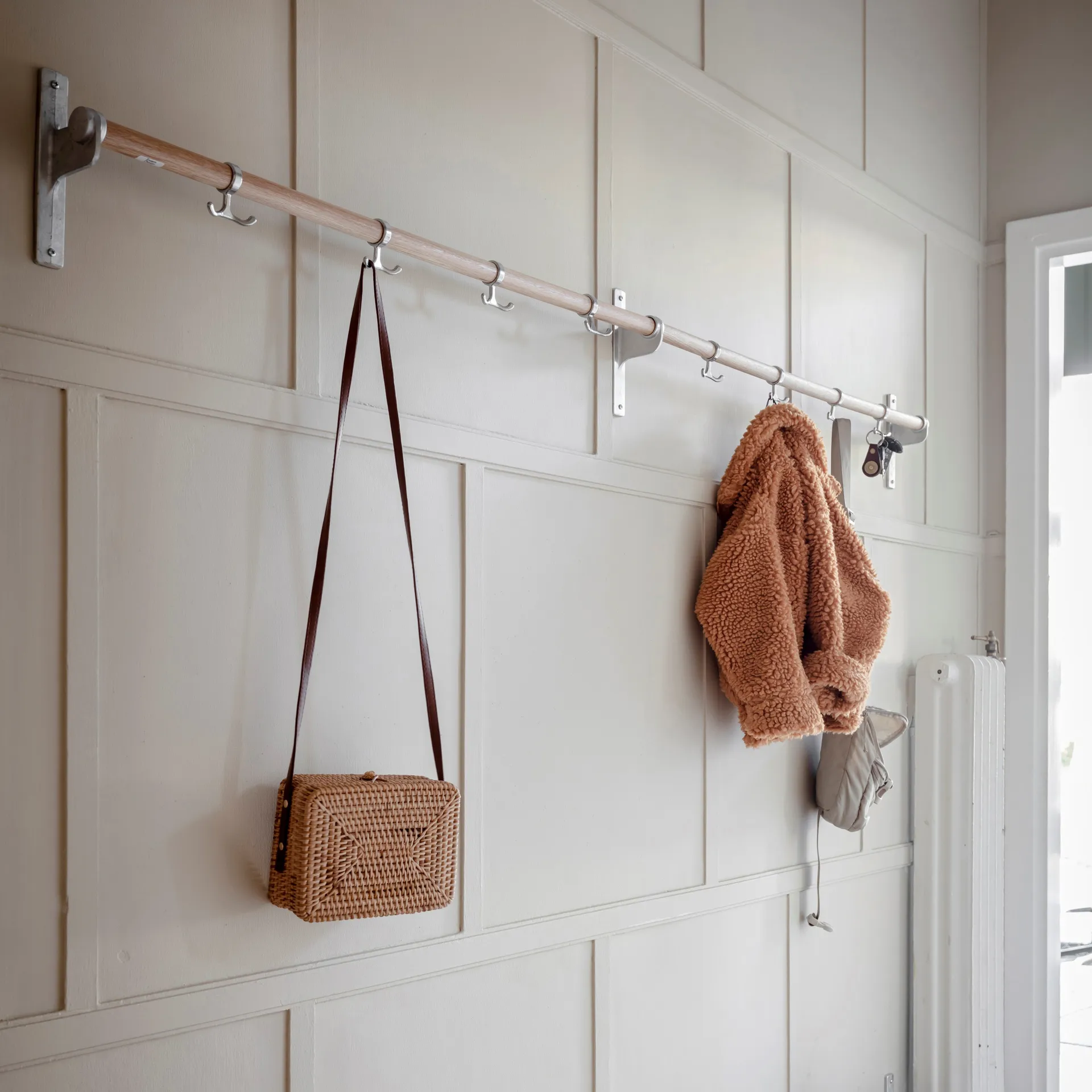 Listwa z haczykamiNostalgi 100 cm, dąb, aluminium Essem Design