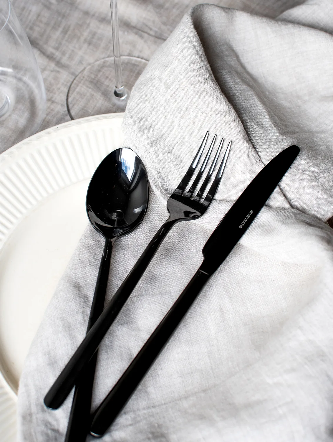 Zestaw sztućców Eternum Nardo 16 części, Czarny Eternum