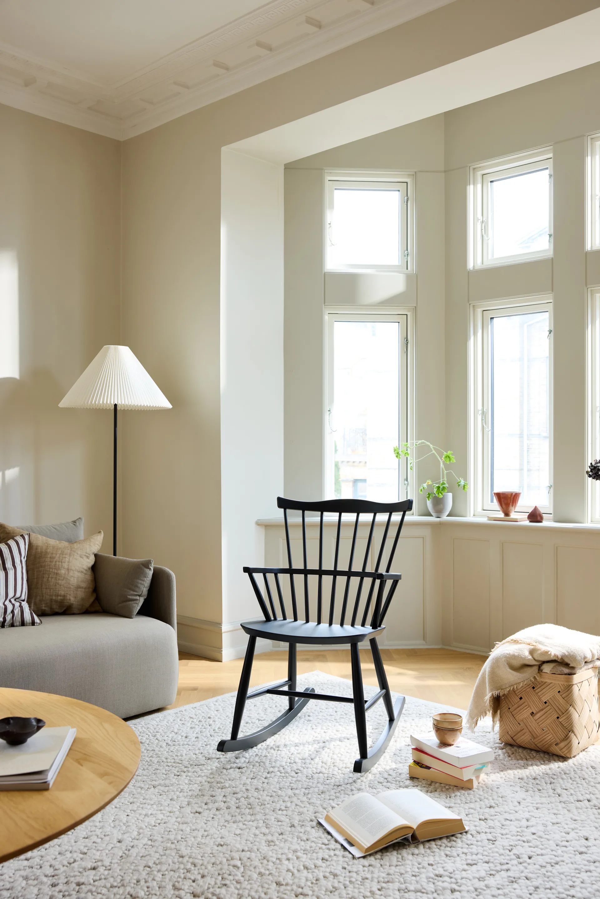 Fotel bujany J52G, Buk Ral 9005 FDB Møbler